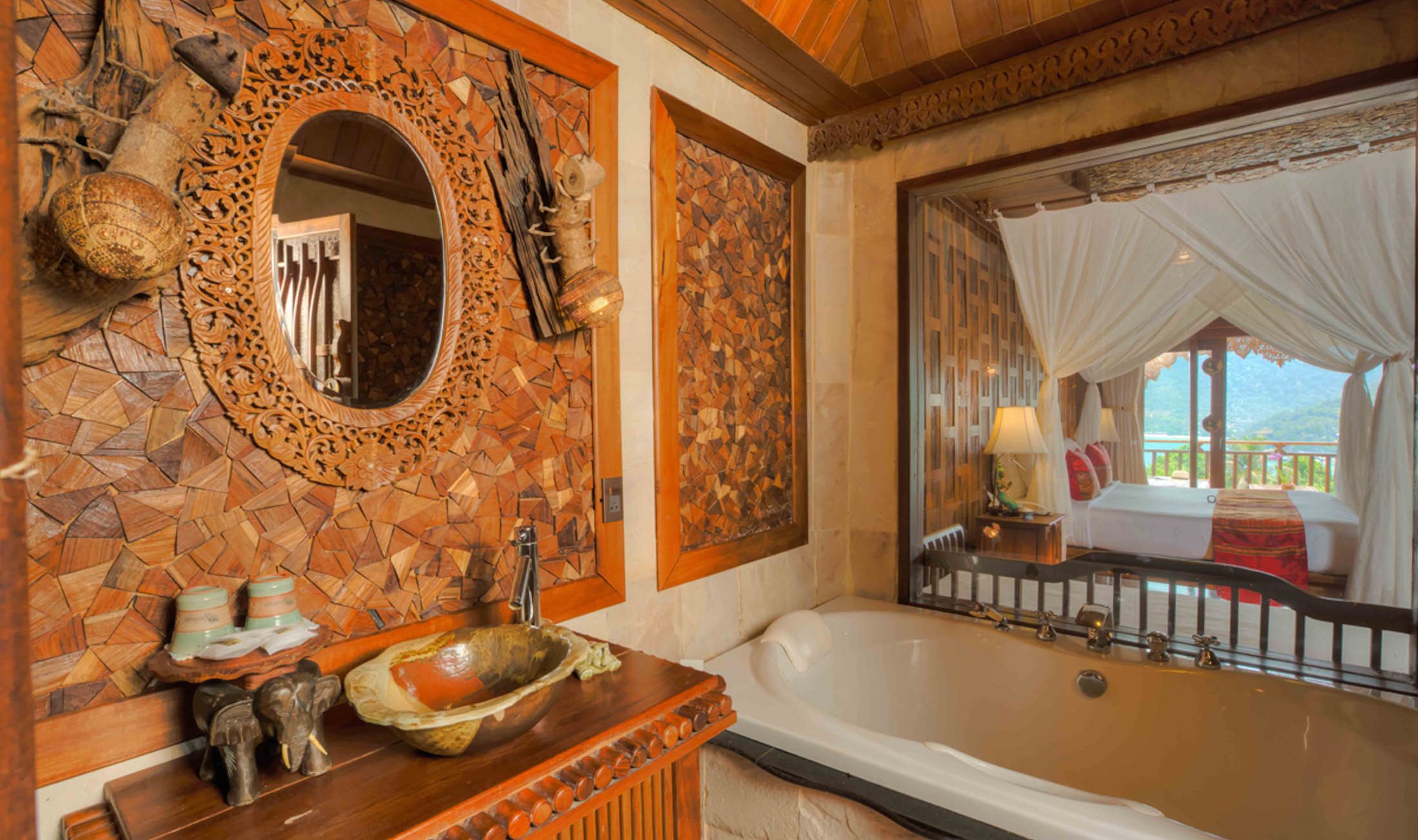 Badkamer van de Supreme Deluxe kamer in het Santhiya Koh Phangan Resort in Thailand