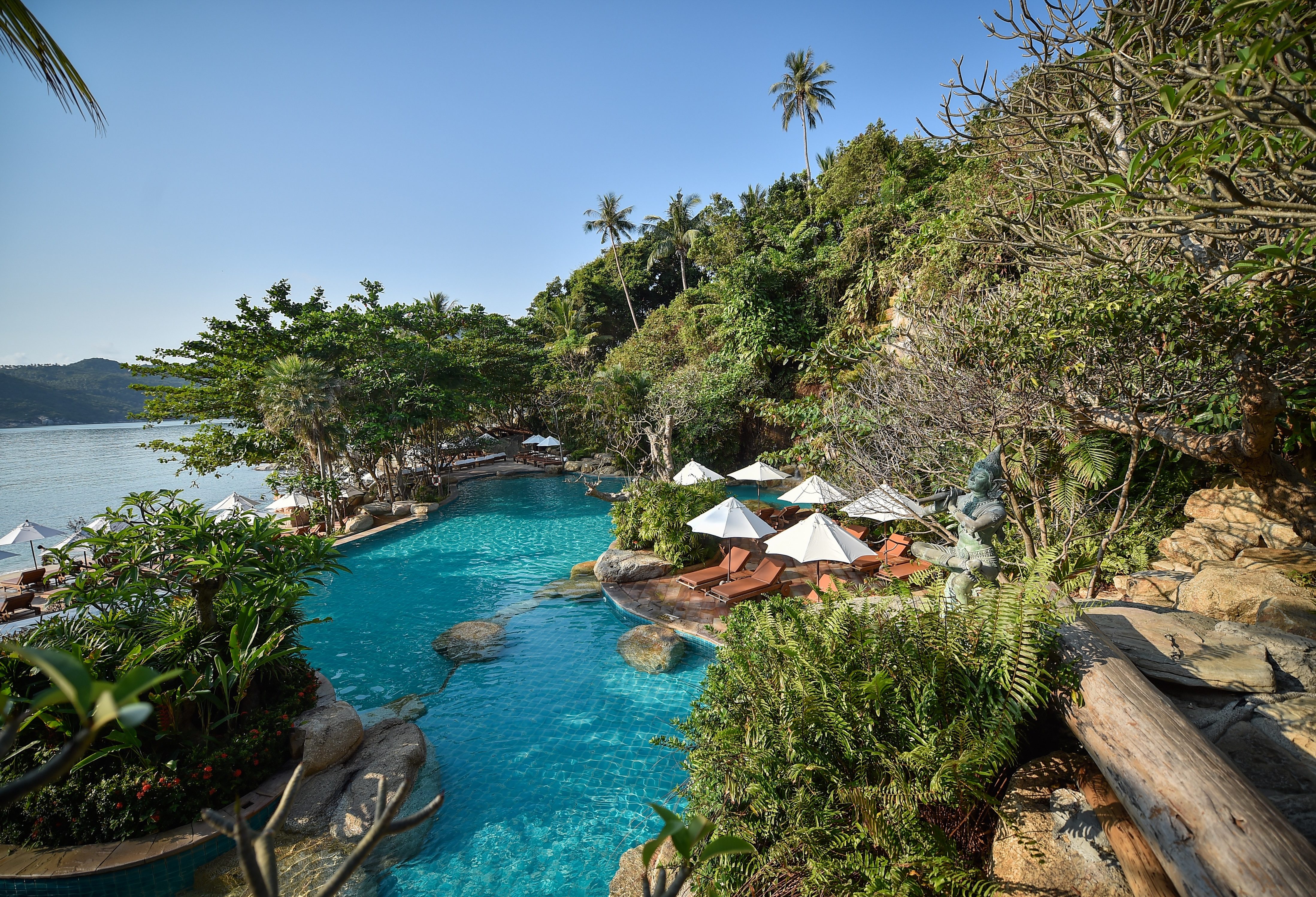 Zwembad van het Santhiya Koh Phangan Resort in Thailand