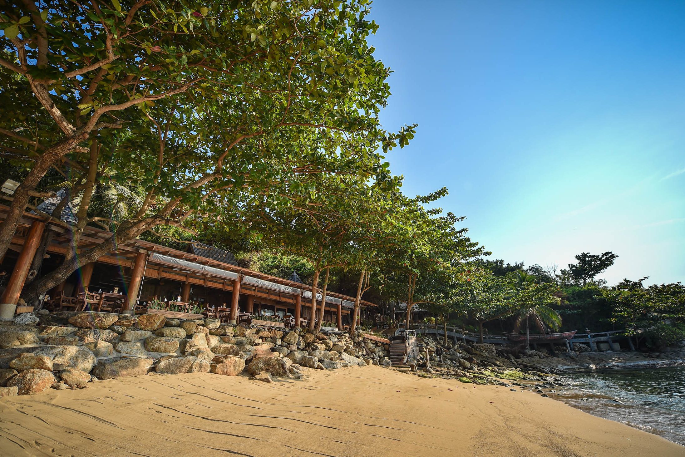 By the Sea Bar & Restaurant van het Santhiya Koh Phangan Resort in Thailand