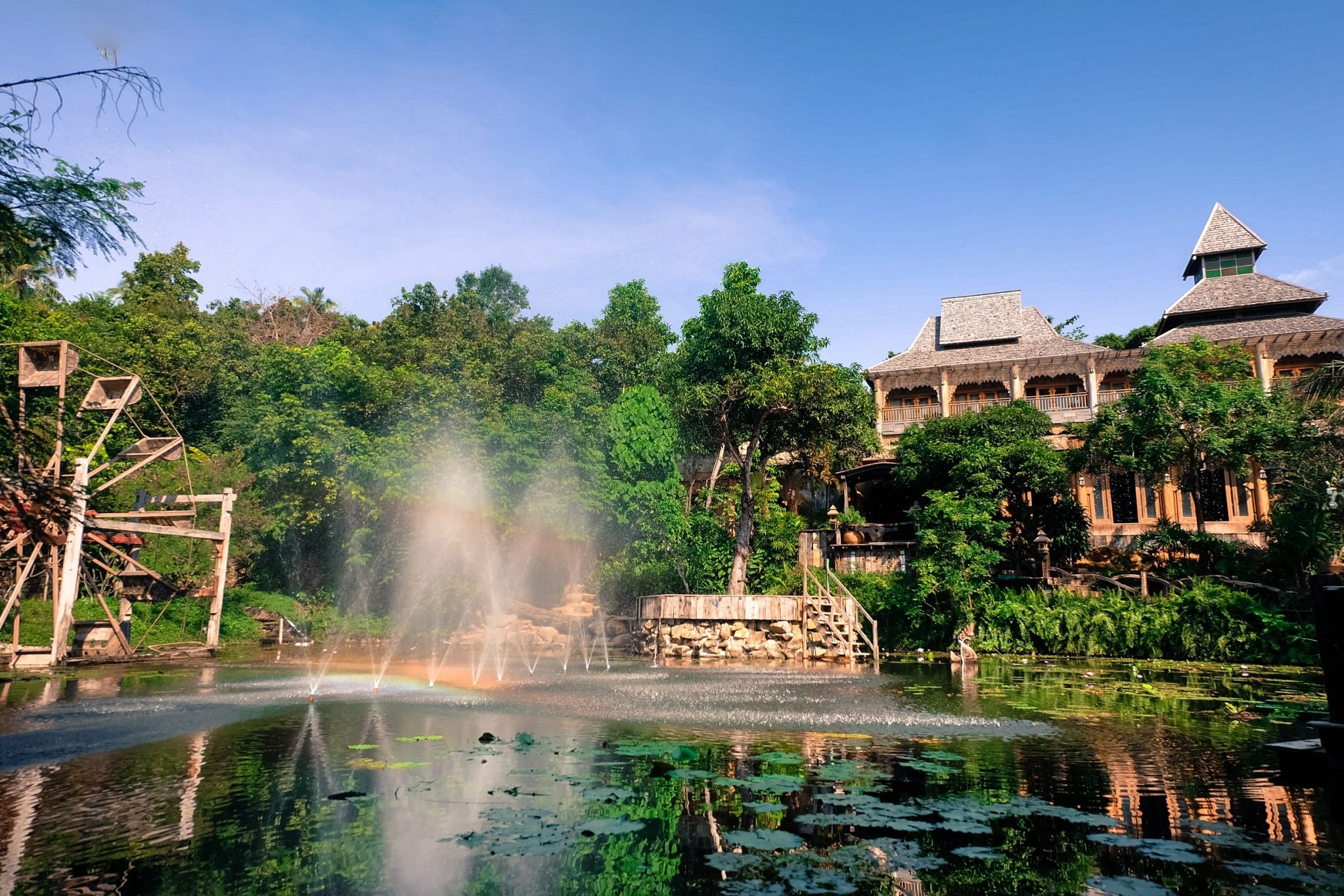 Tuin met lagune van het Santhiya Koh Phangan Resort in Thailand