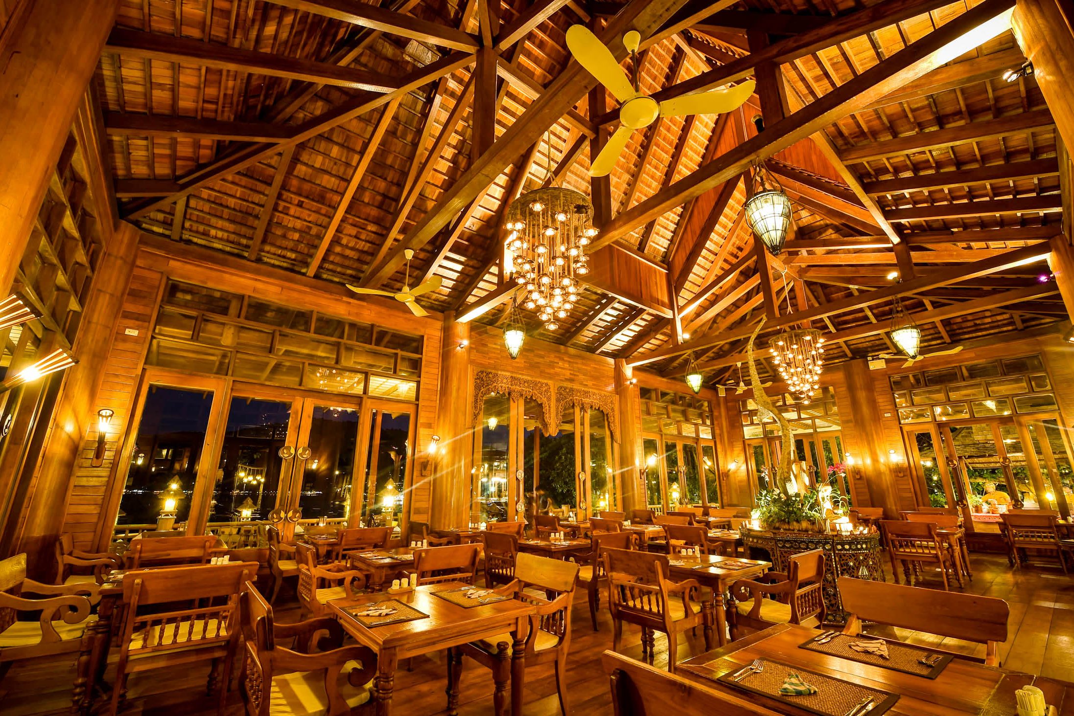 Chantara Restaurant in het Santhiya Koh Phangan Resort in Thailand