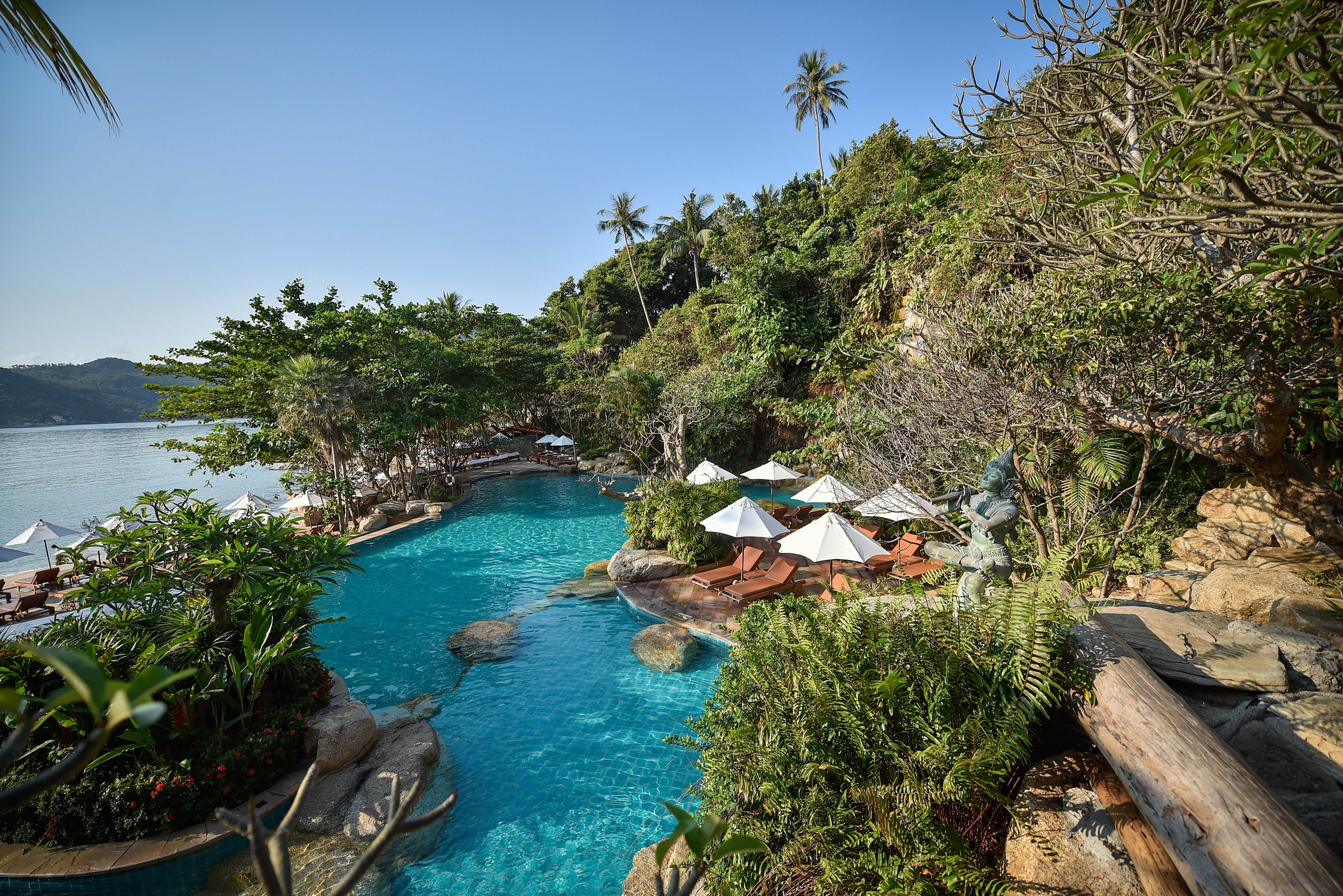 Chantara zwembad van het Santhiya Koh Phangan Resort in Thailand