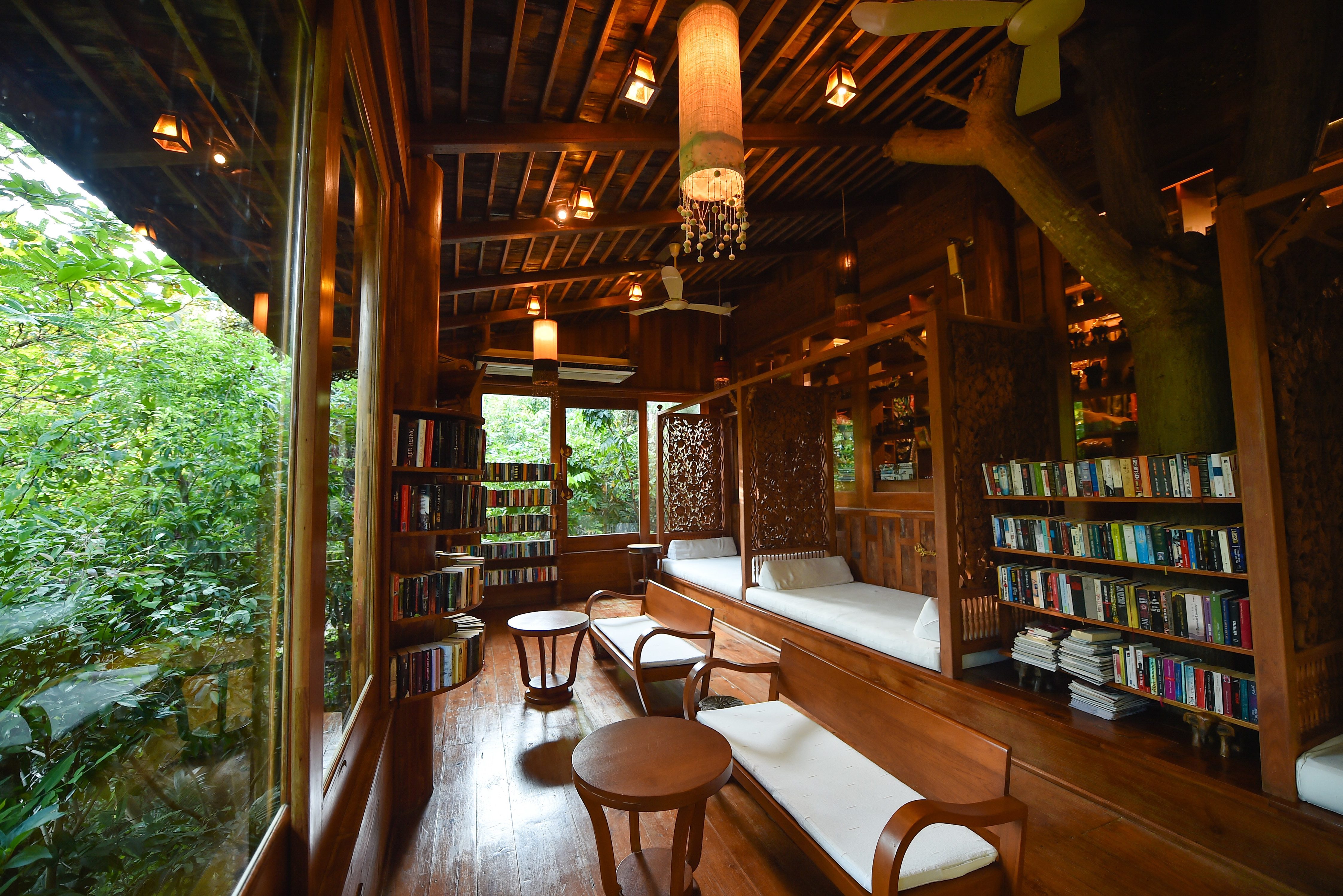 Bibliotheekje in het Santhiya Koh Phangan Resort in Thailand