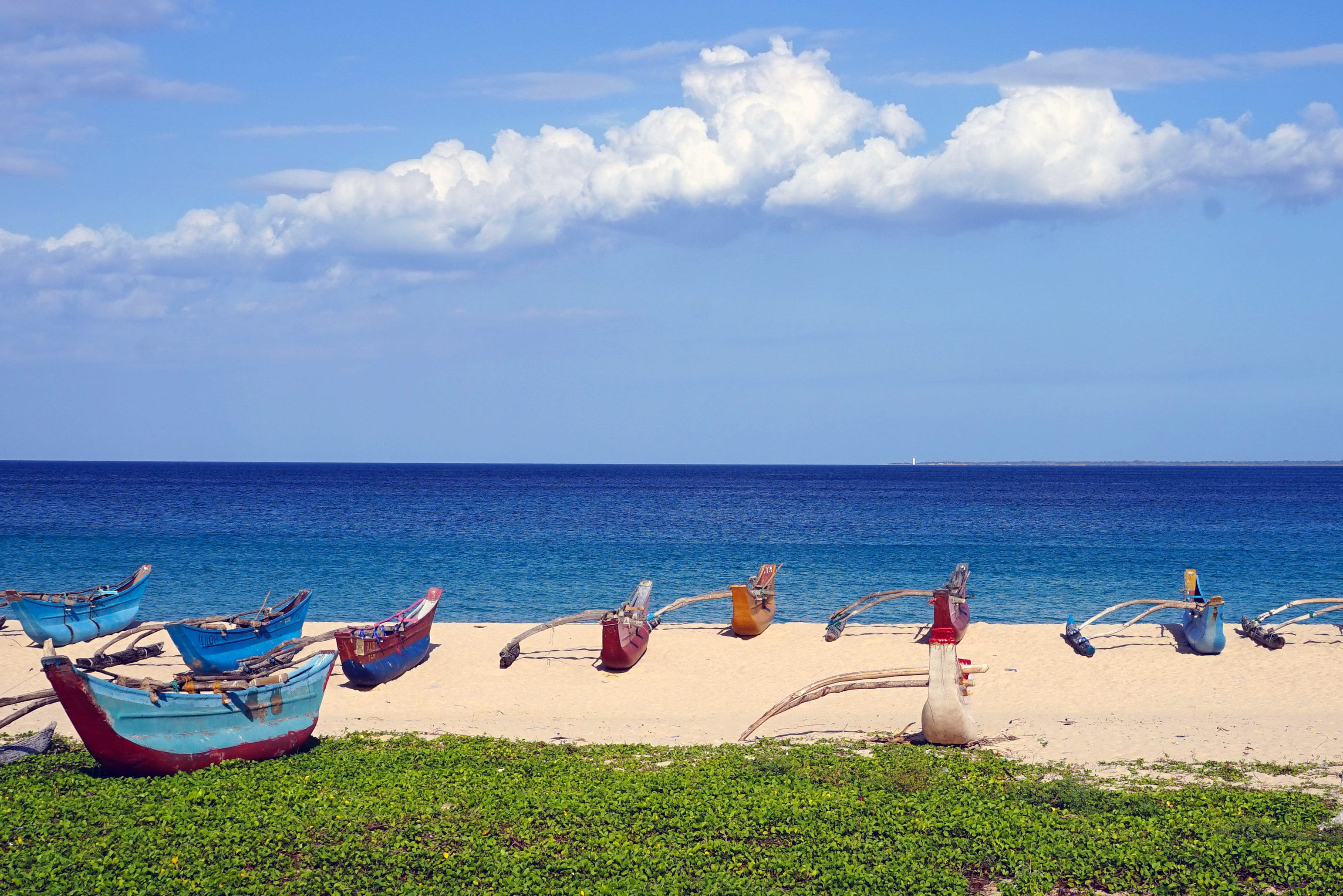 Boot op strand van Trincomalee in Sri Lanka