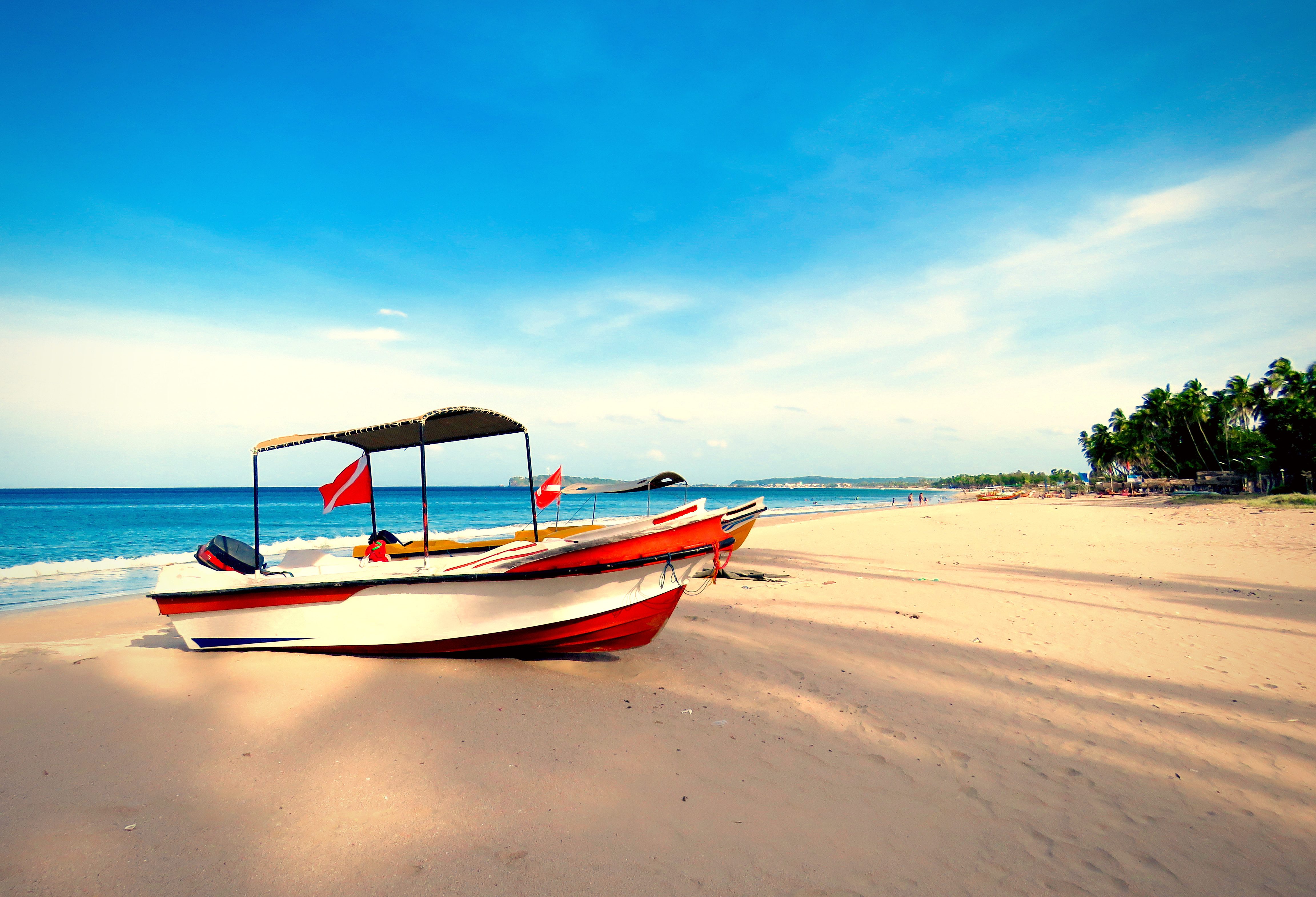 Boot op strand van Trincomalee in Sri Lanka