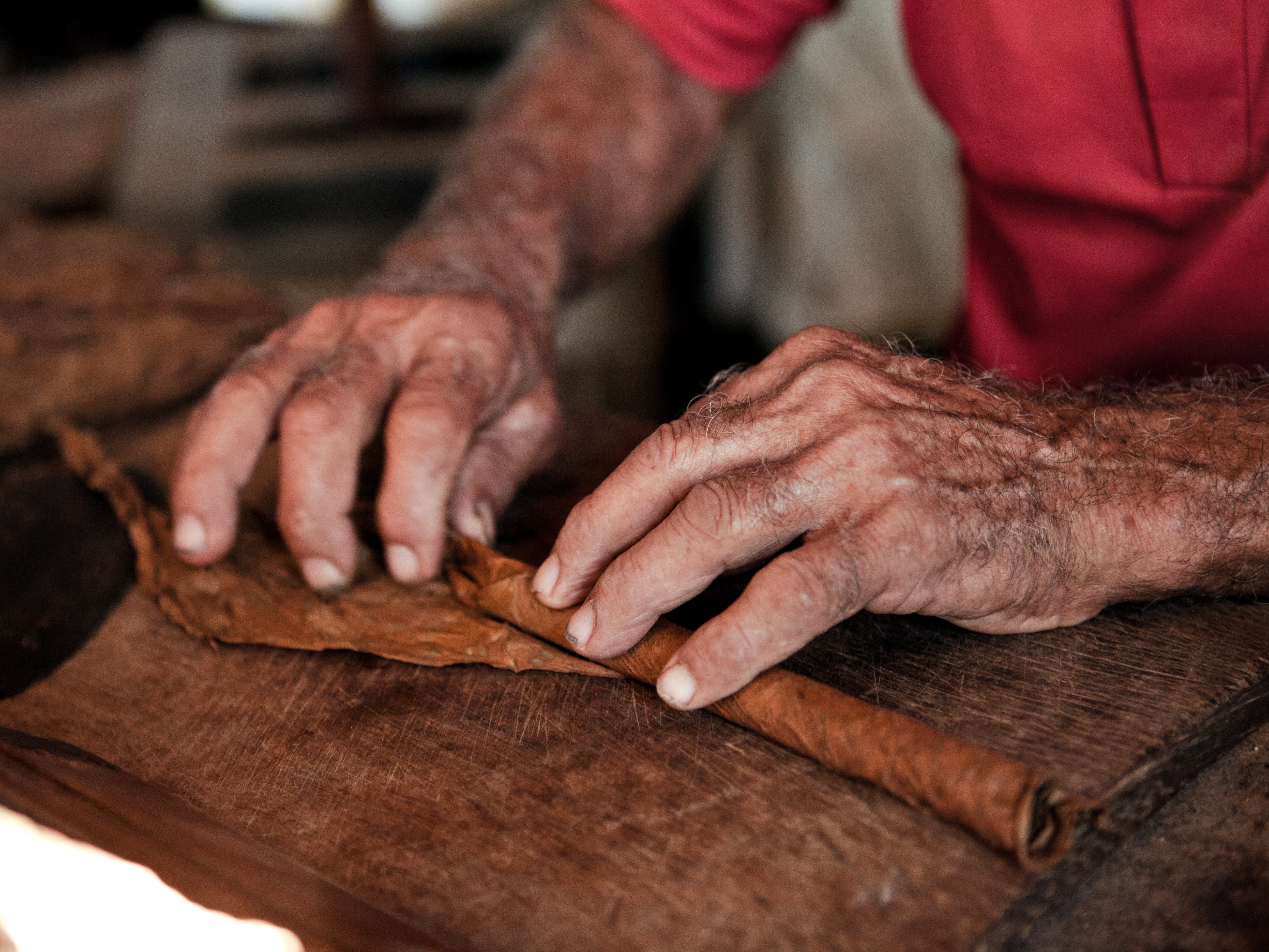 cuba-pinar-del-rio-vinales-valley-tabakplantage-man-rolt-sigaar