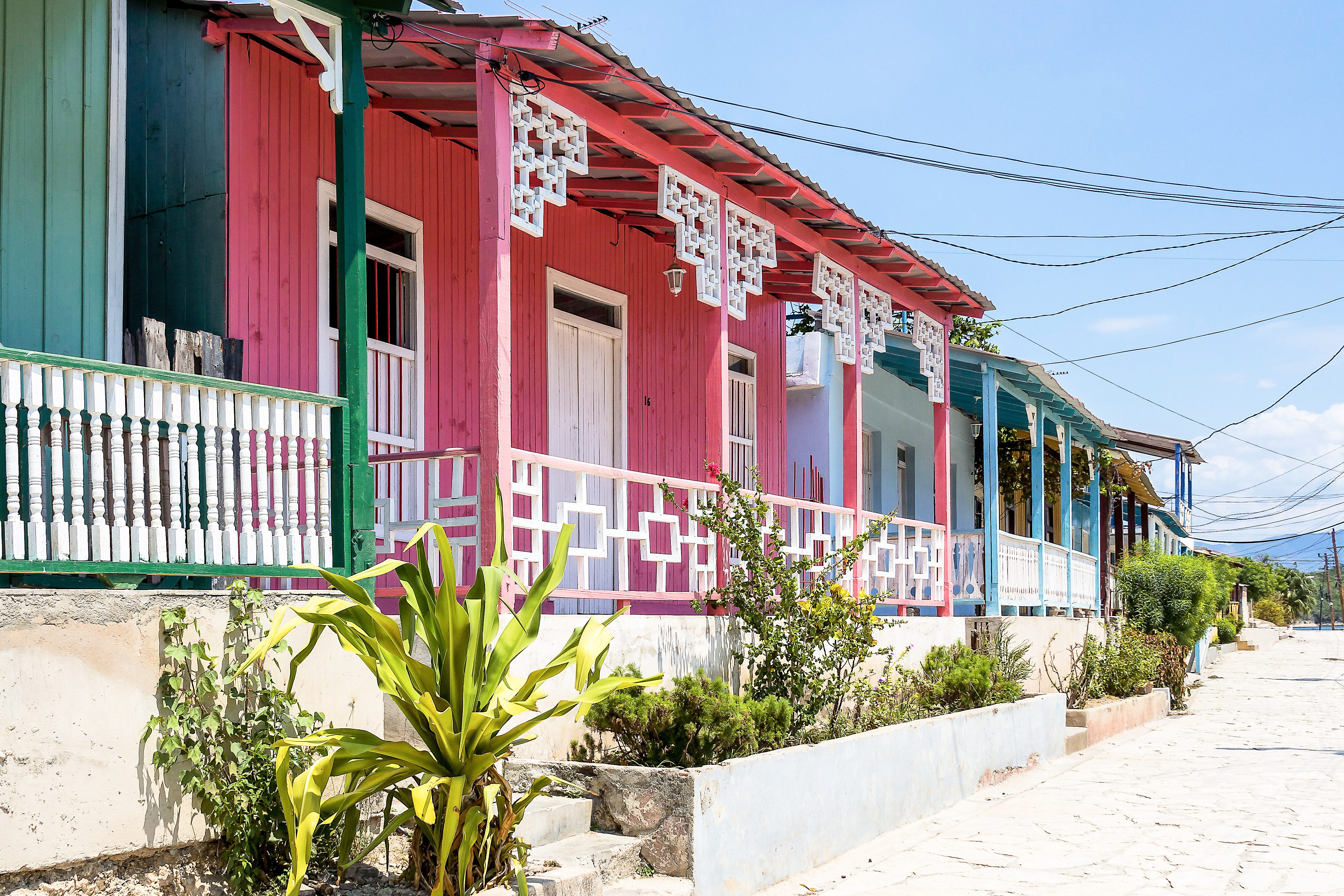 cuba-regio-santiago-de-cuba-isla-granma-kleurrijke-huisjes