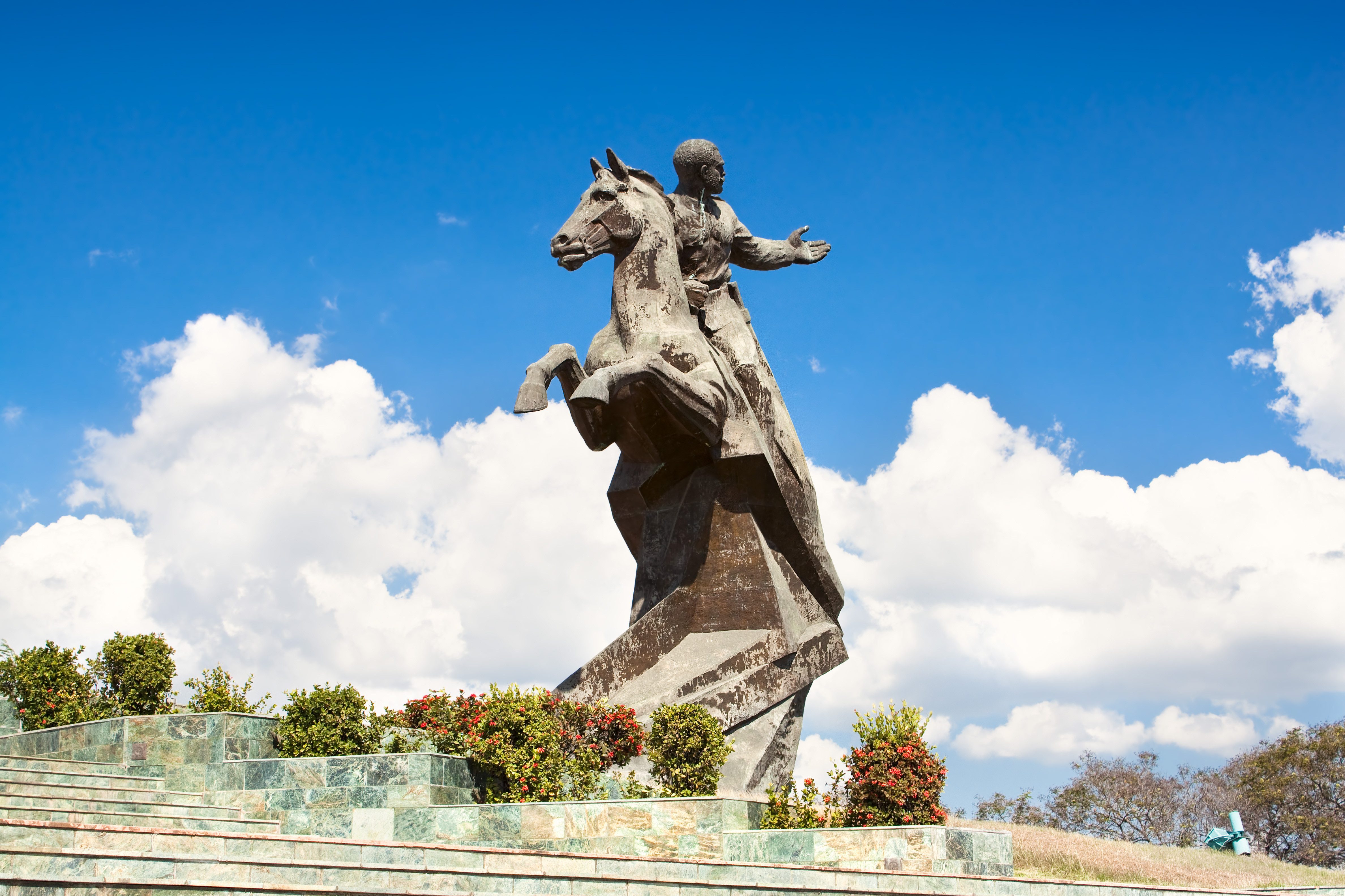 cuba-santiago-de-cuba-plaza-de-la-revolucion-antonio-maceo-monument