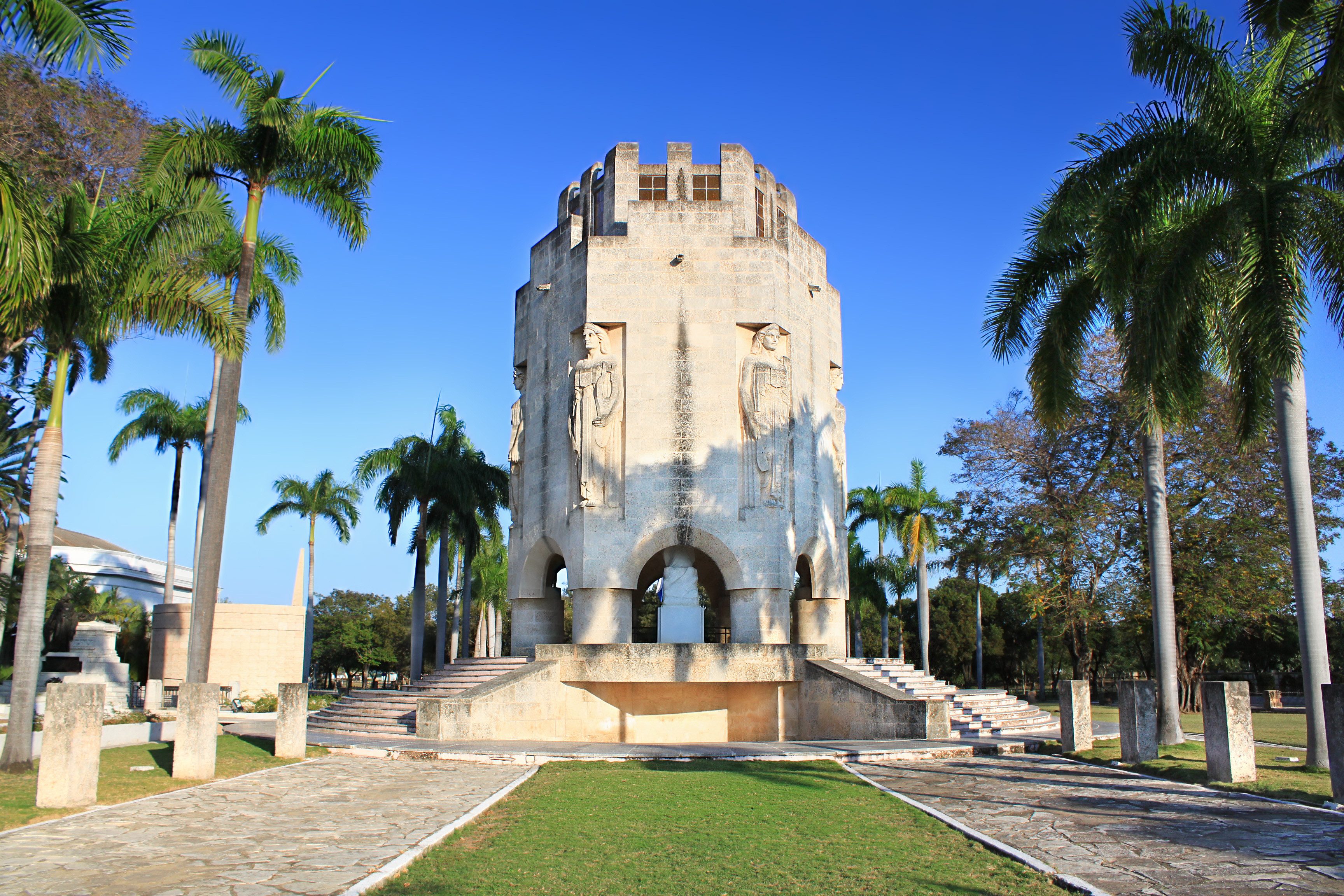 cuba-santiago-de-cuba-cementerio-de-santa-ifigenia-achthoekige-mausoleum-van-jose-marti