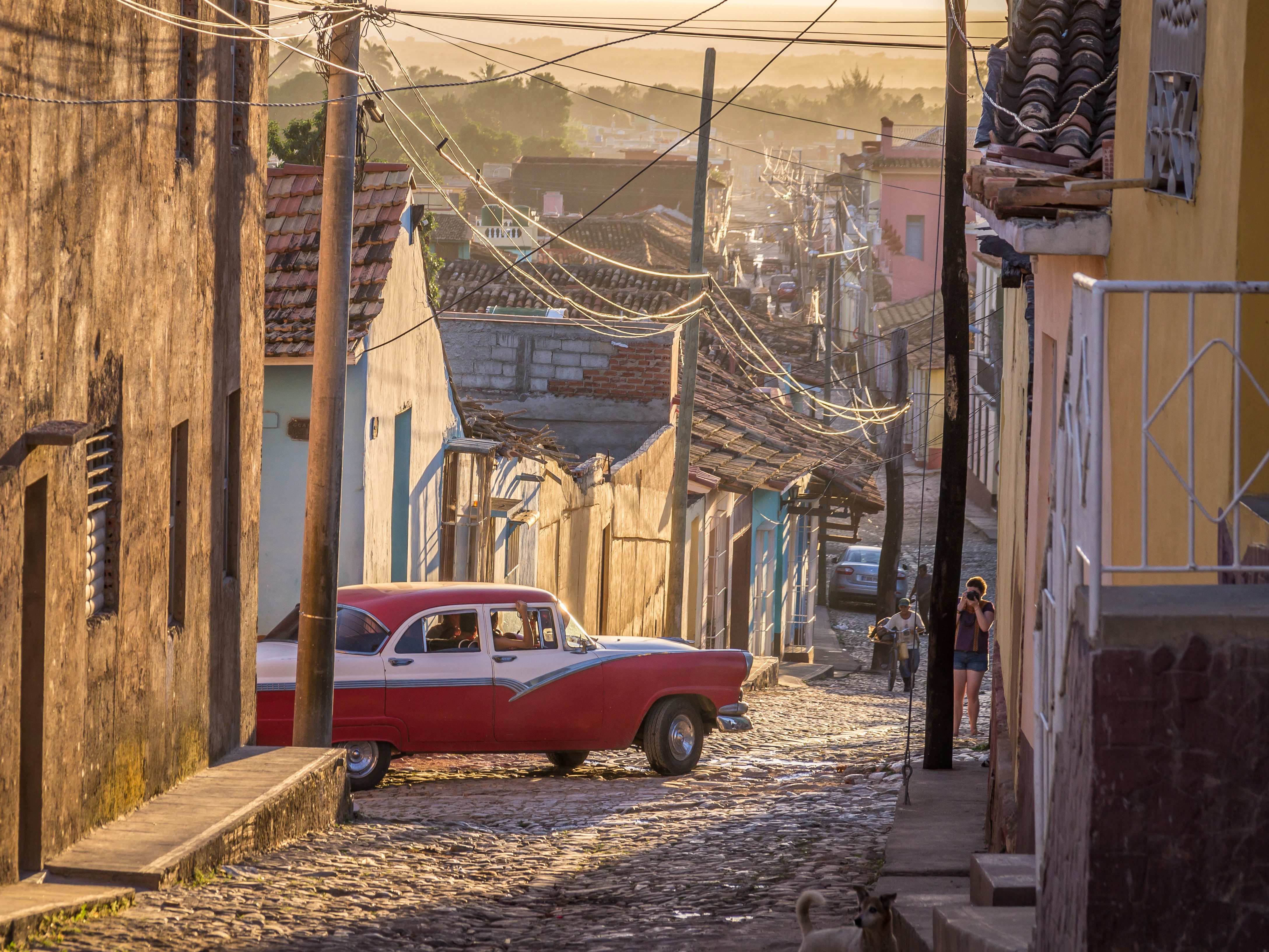 cuba-trinidad-straat-met-oldtimer