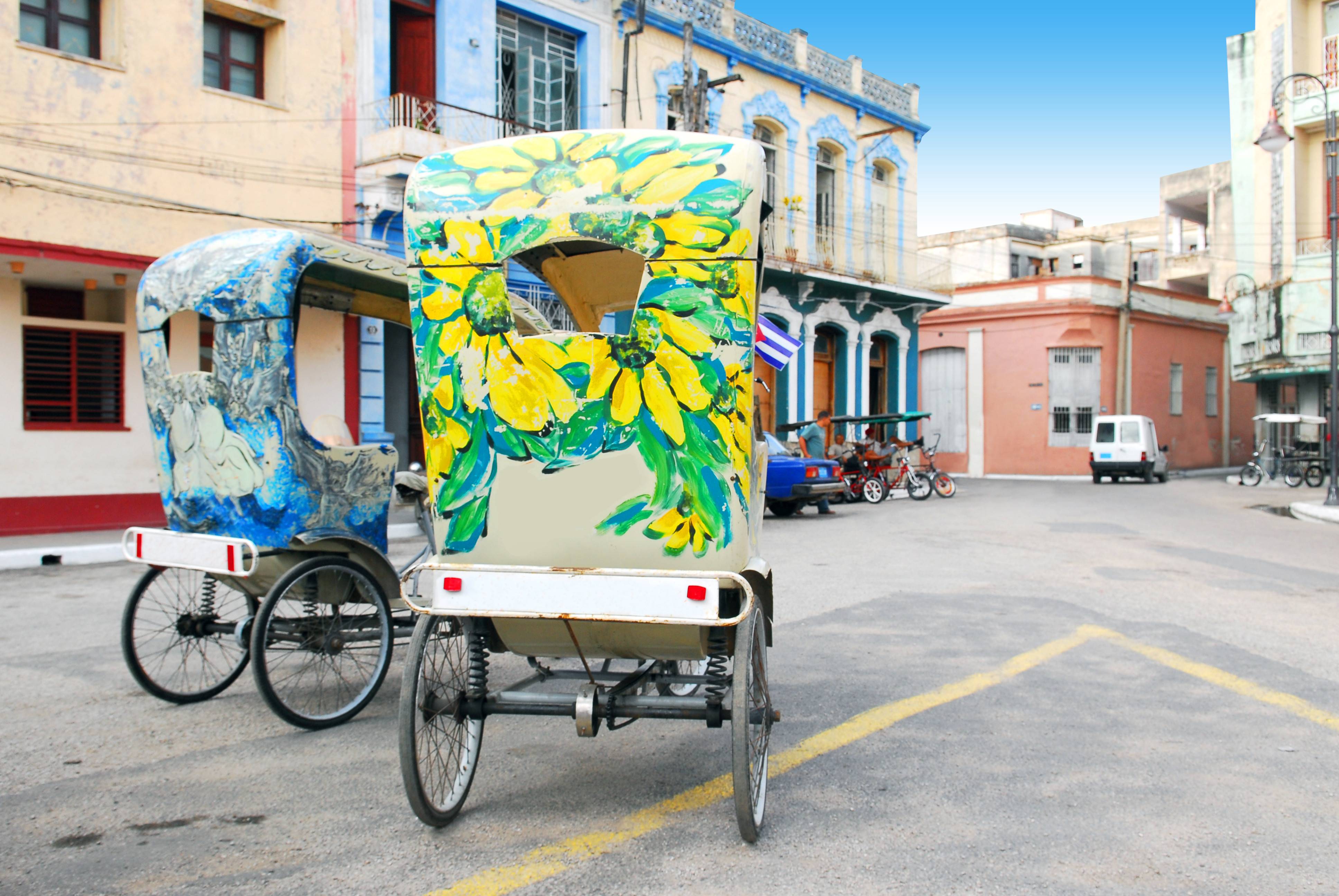 cuba-camaguey-kleurrijke-bicitaxis