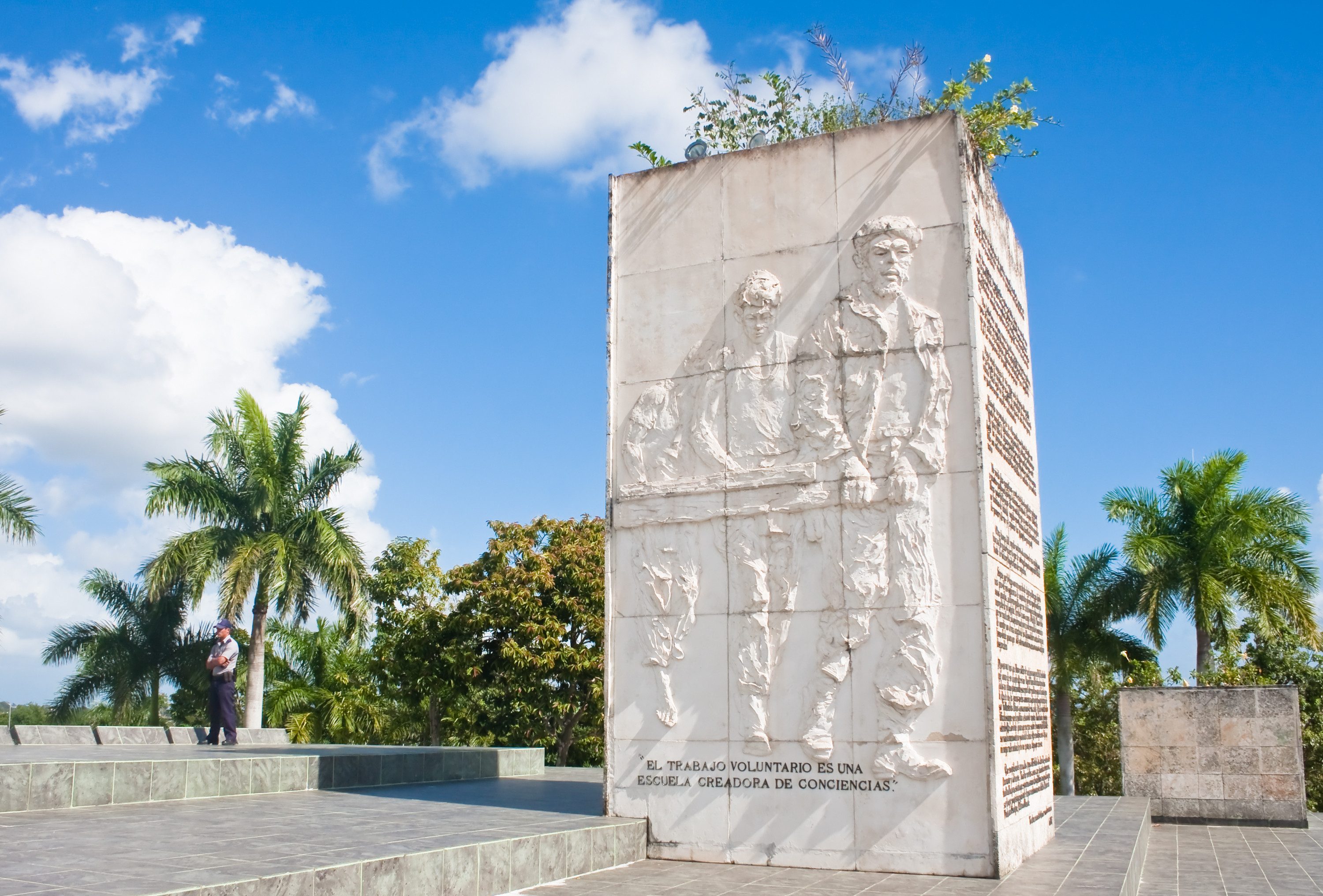 cuba-santa-clara-plaza-de-la-revolucion-monument-van-che-guevara-2