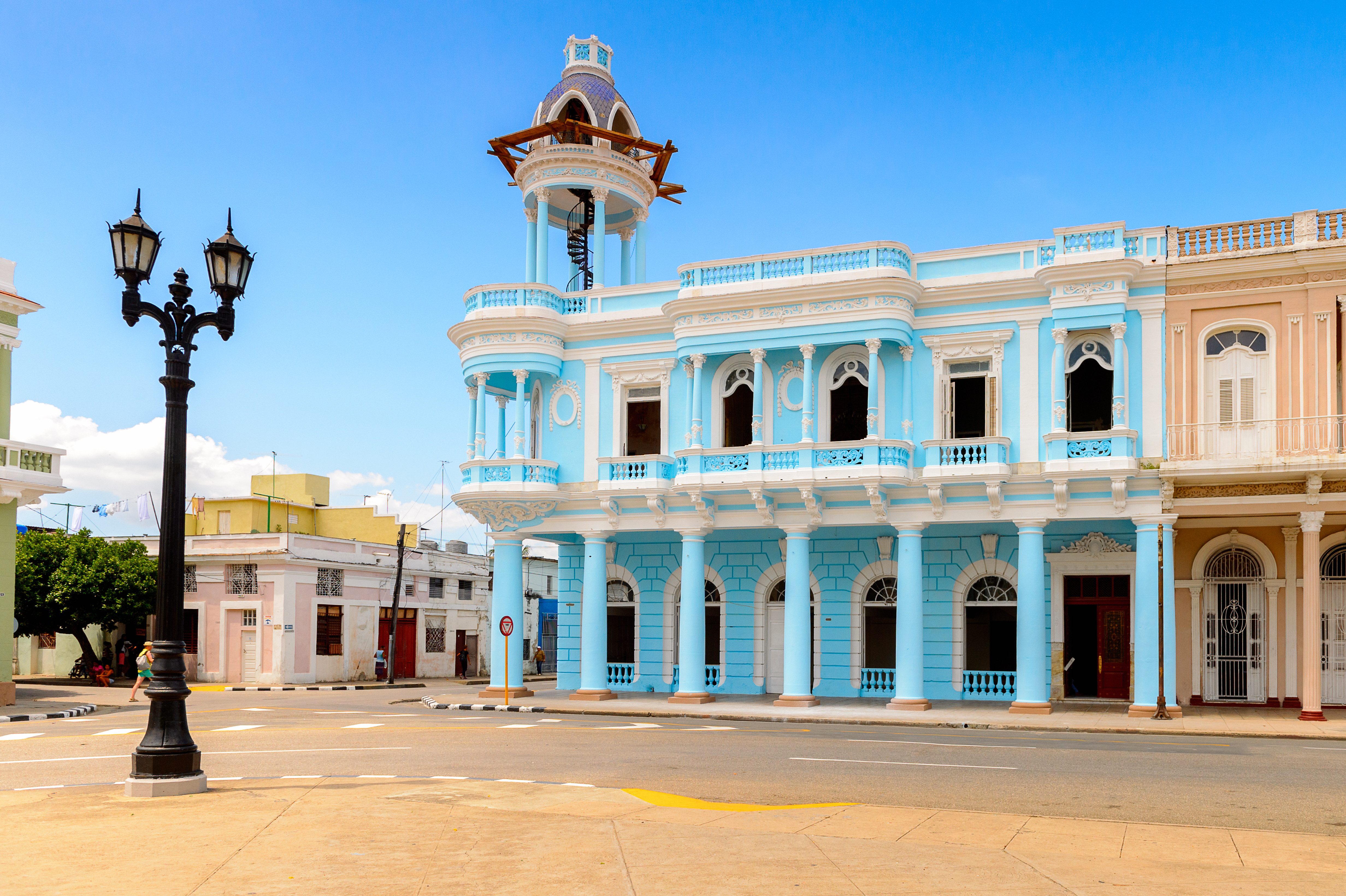 cuba-cienfuegos-straat-met-kleurrijke-gebouwen