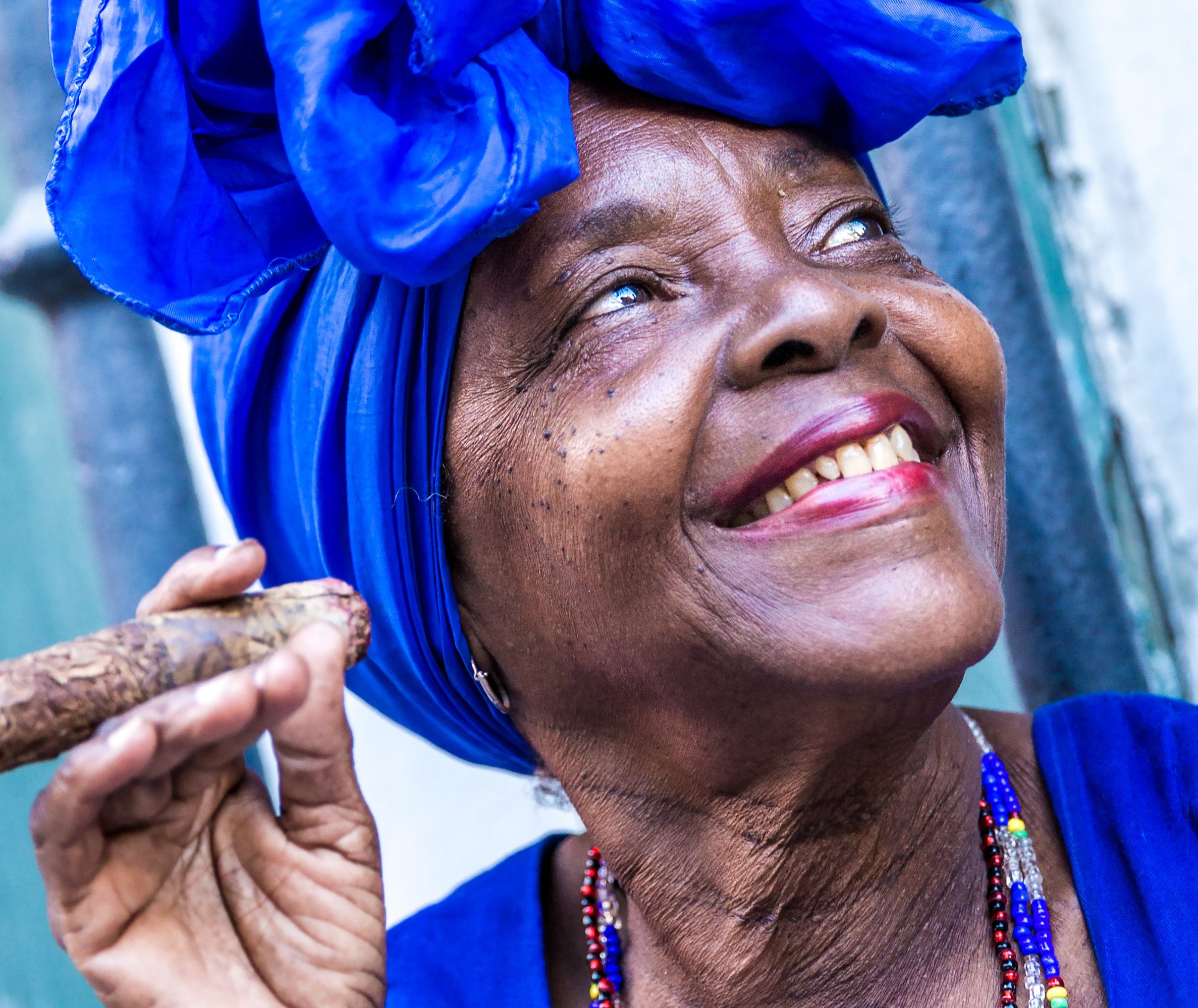 cuba-havana-sigaar-rokende-vrouw