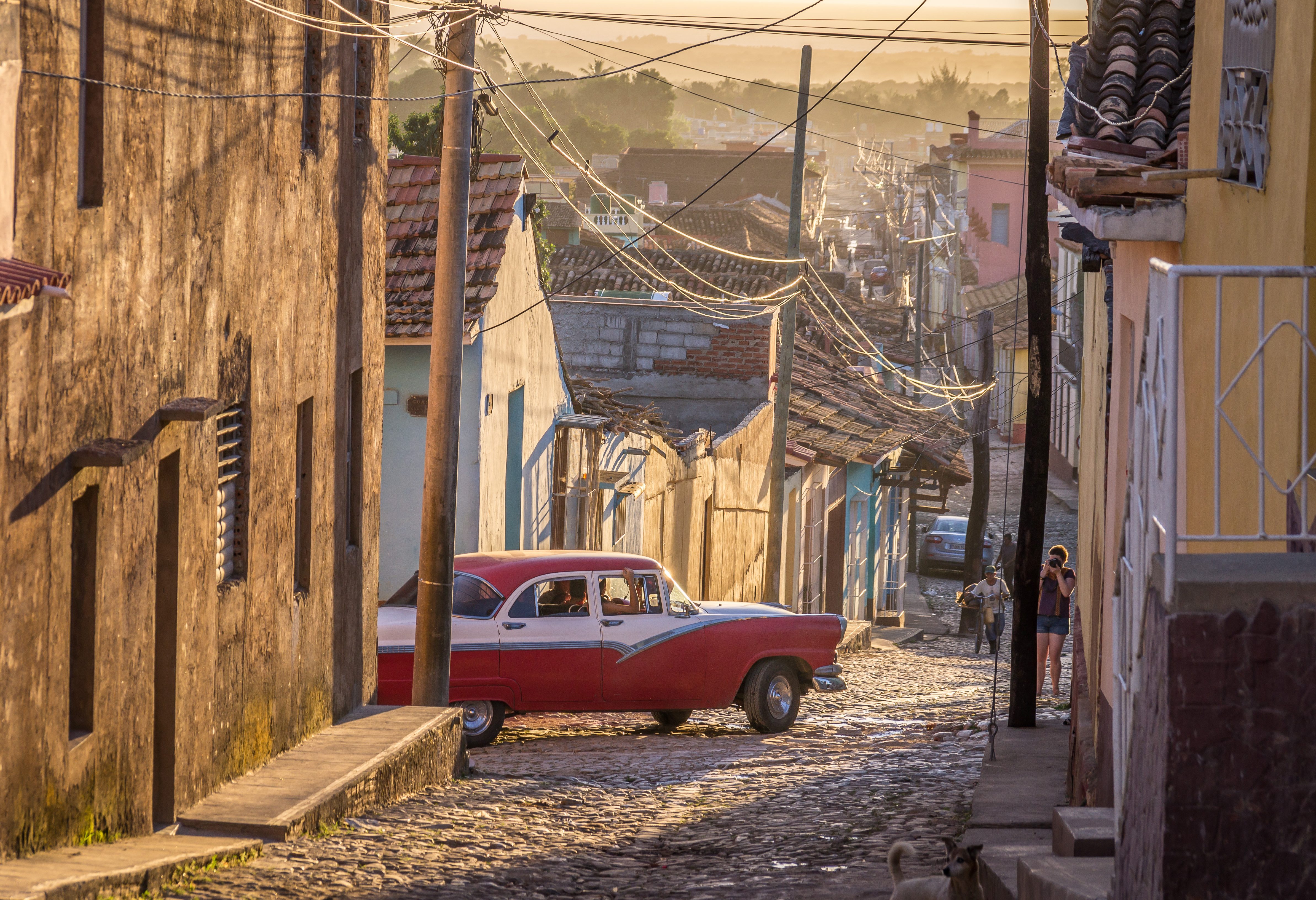 Oud straatje met oldtimer in Trinidad in Cuba