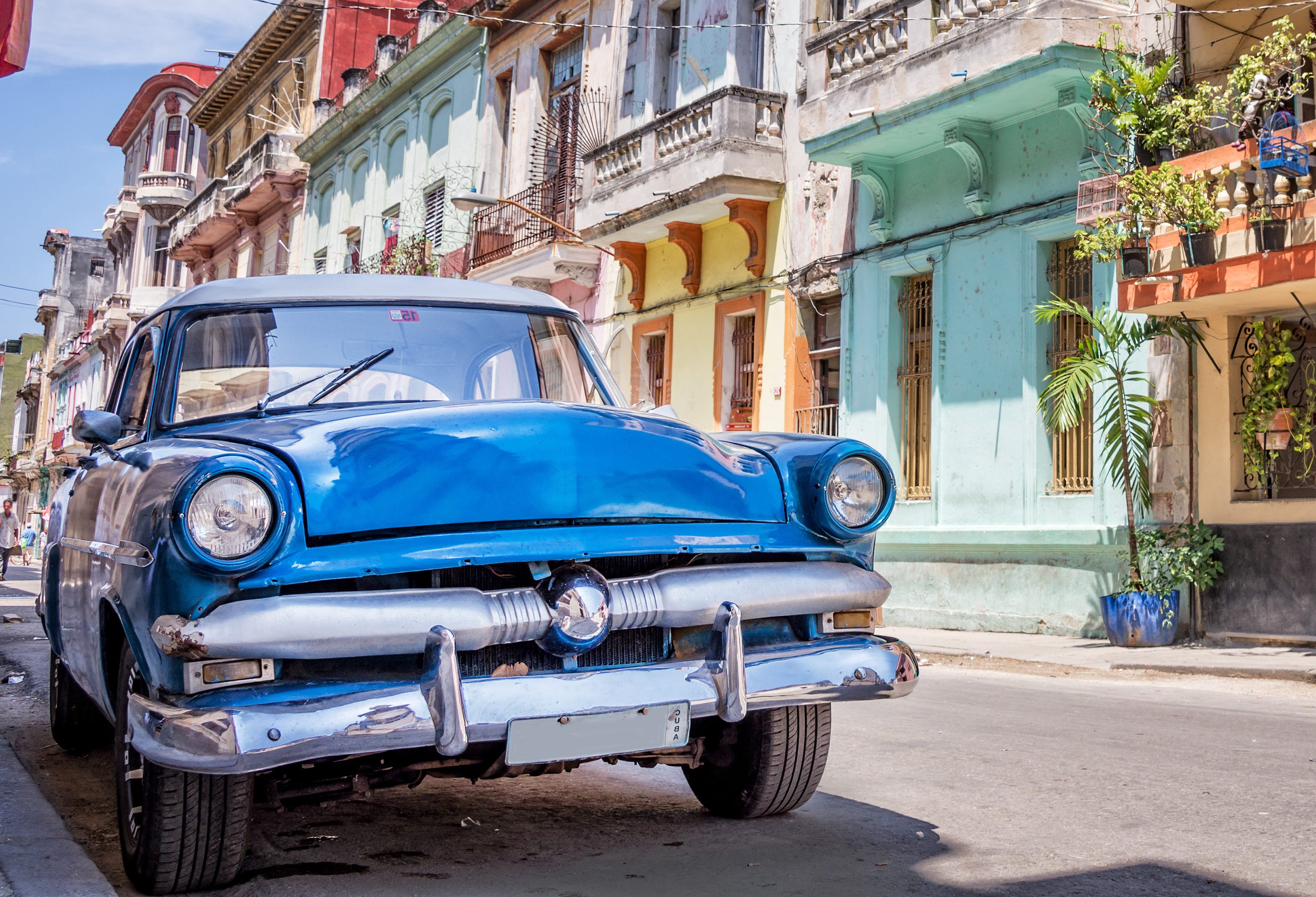 Straat met classic car in La Habana Vieja in Havana in Cuba
