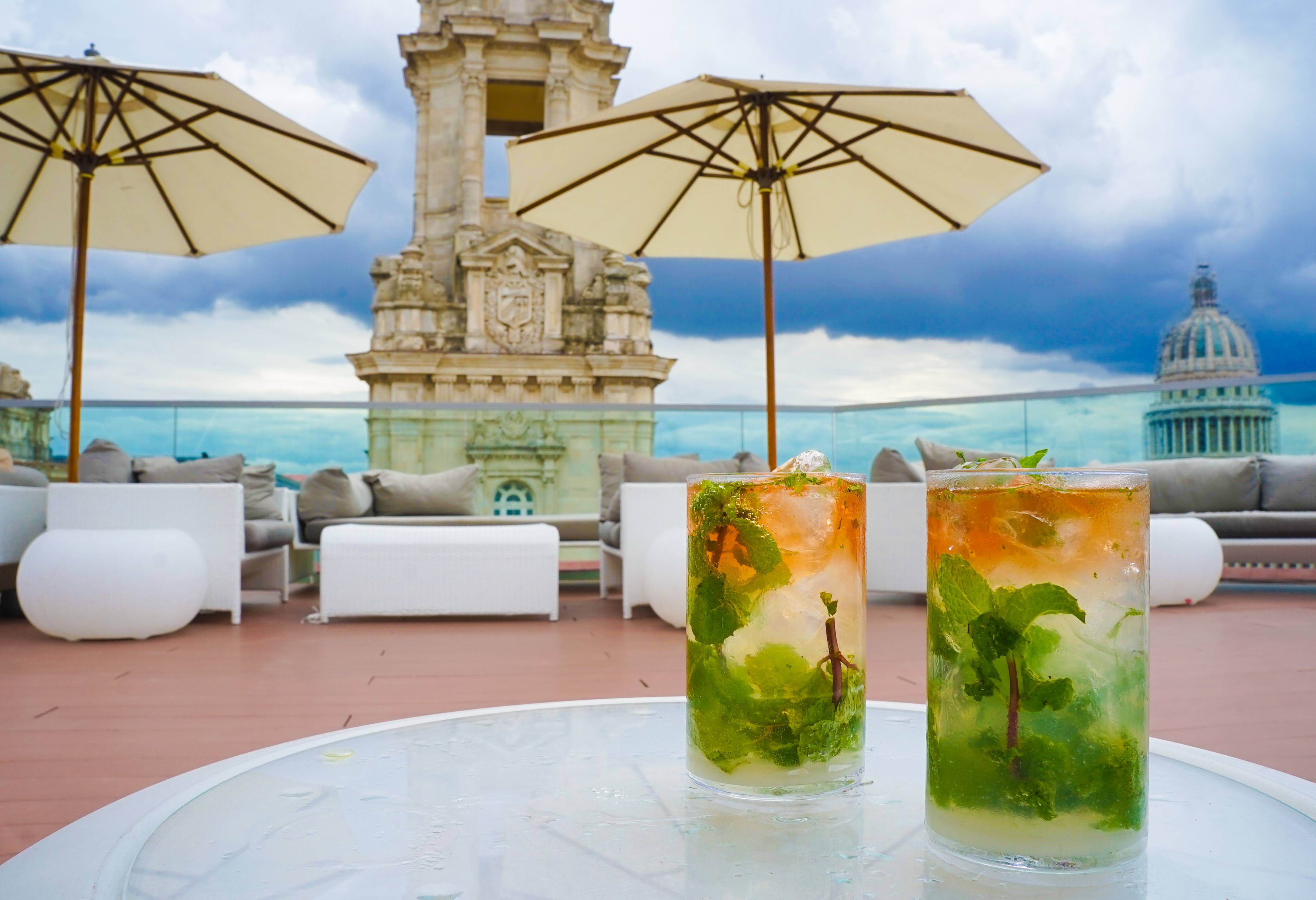 Genieten van een cocktail in Havana in Cuba