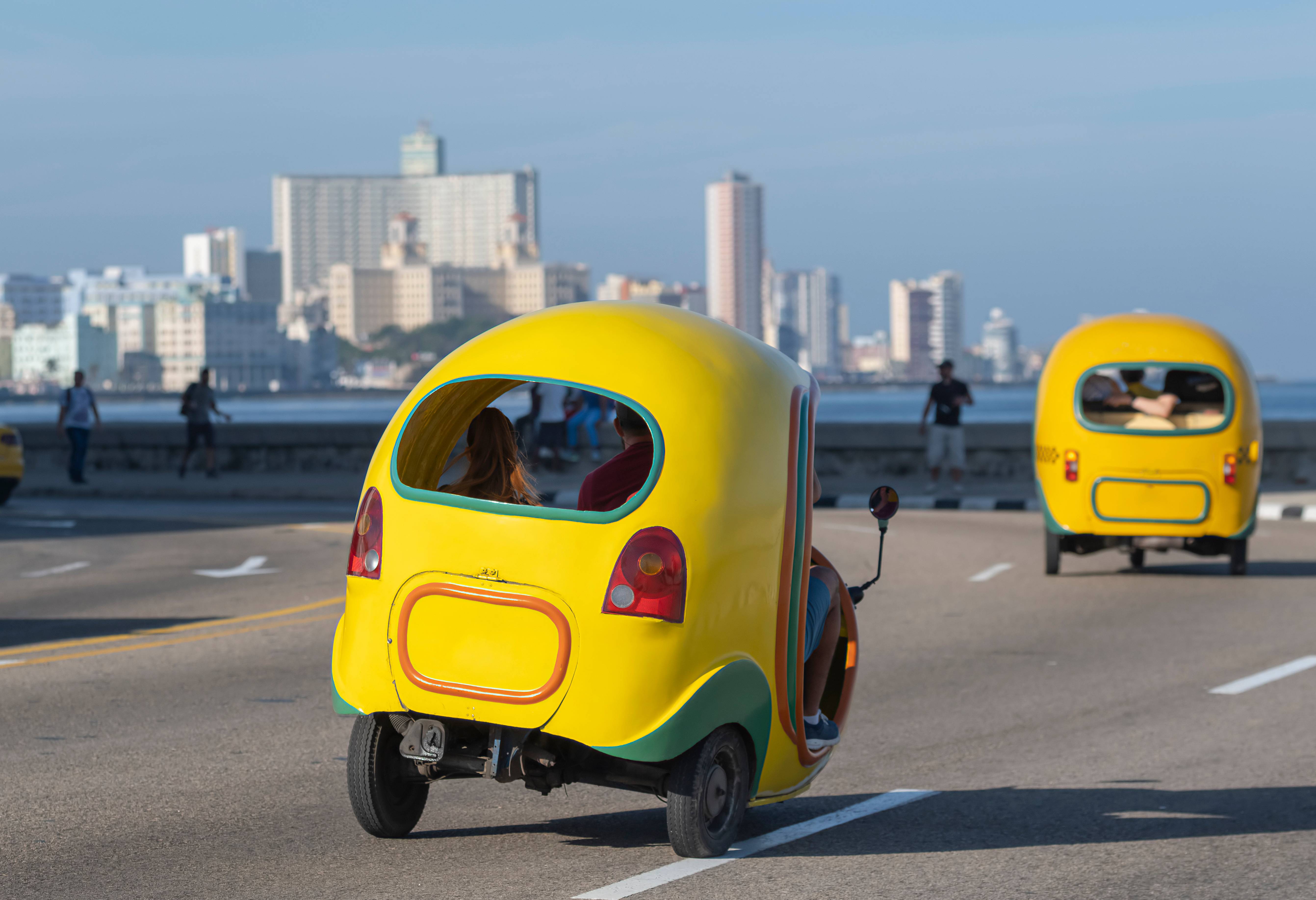 Coco taxi's op de Malecon in Havana in Cuba