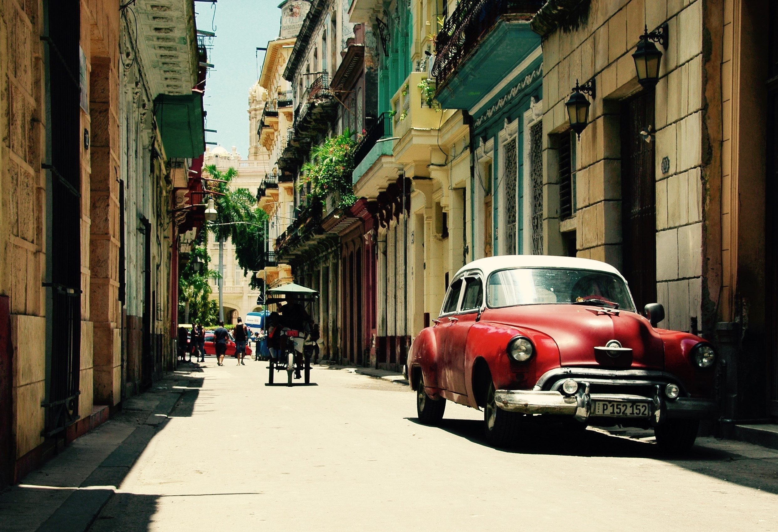 Wandelen door de smalle straatjes van Havana in Cuba
