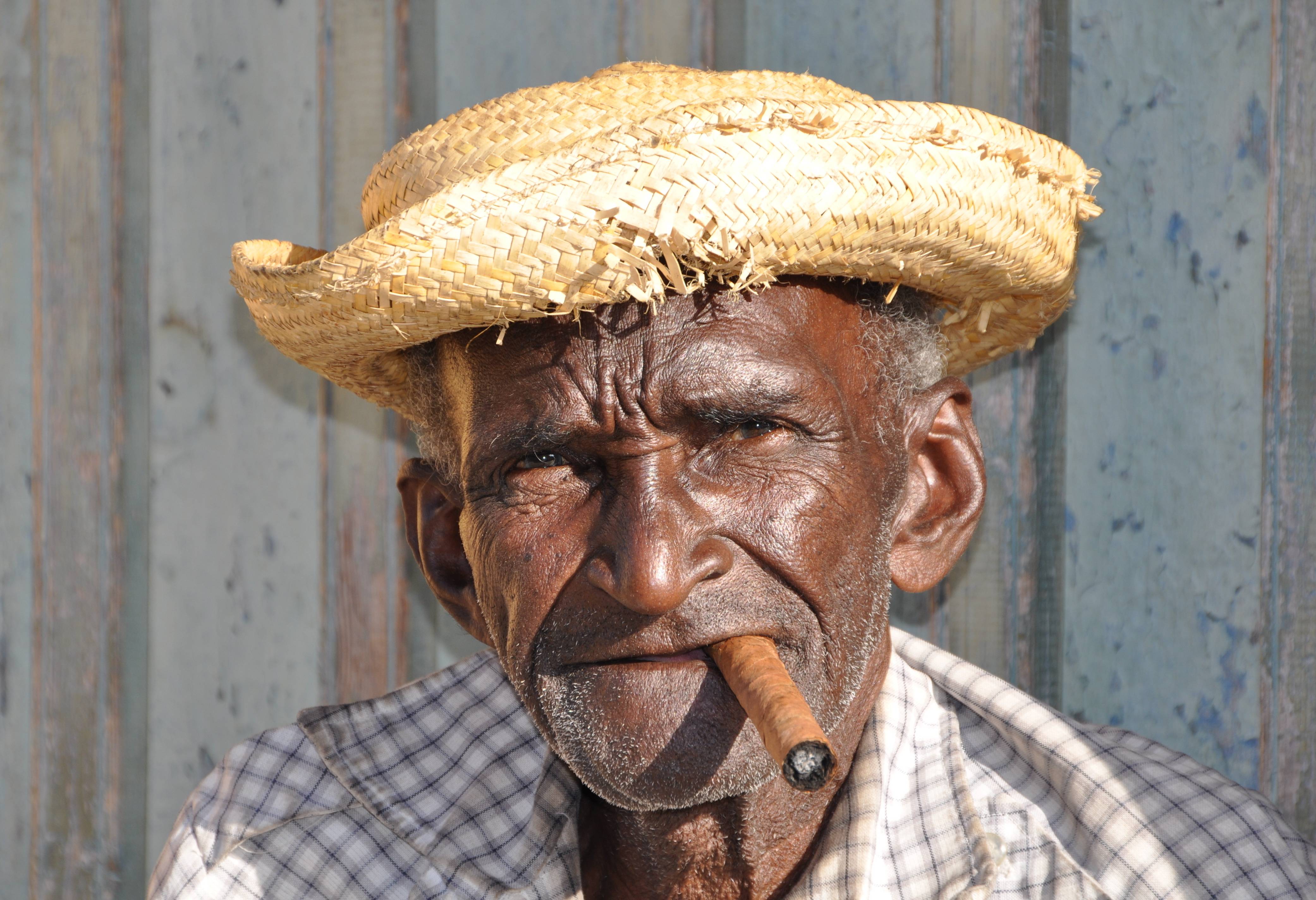 Cubaan met sigaar in Trinidad in Cuba