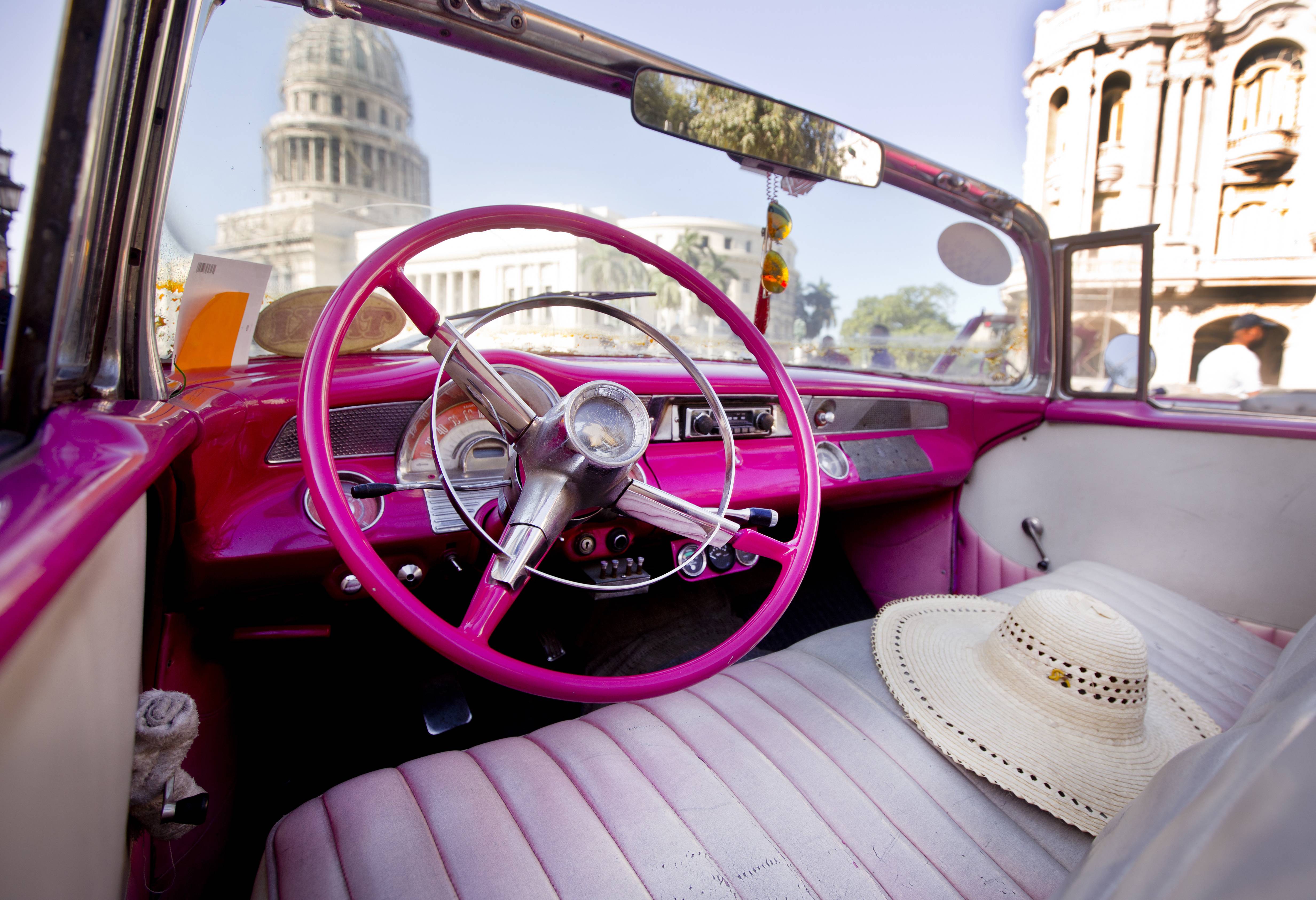 Rijden door Havana in een Amerikaanse classic car in Cuba