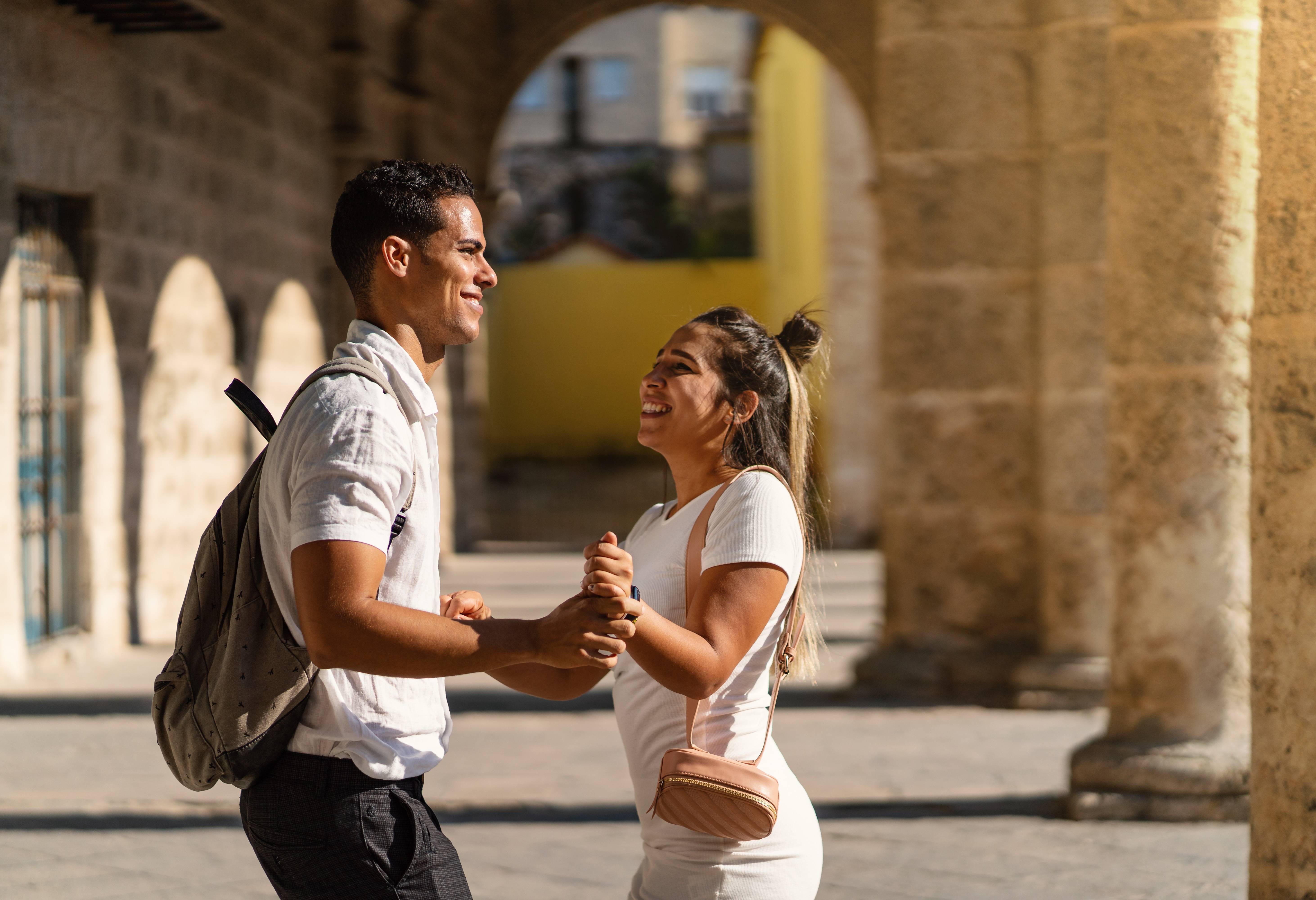 Dansen op het plein in Havana in Cuba