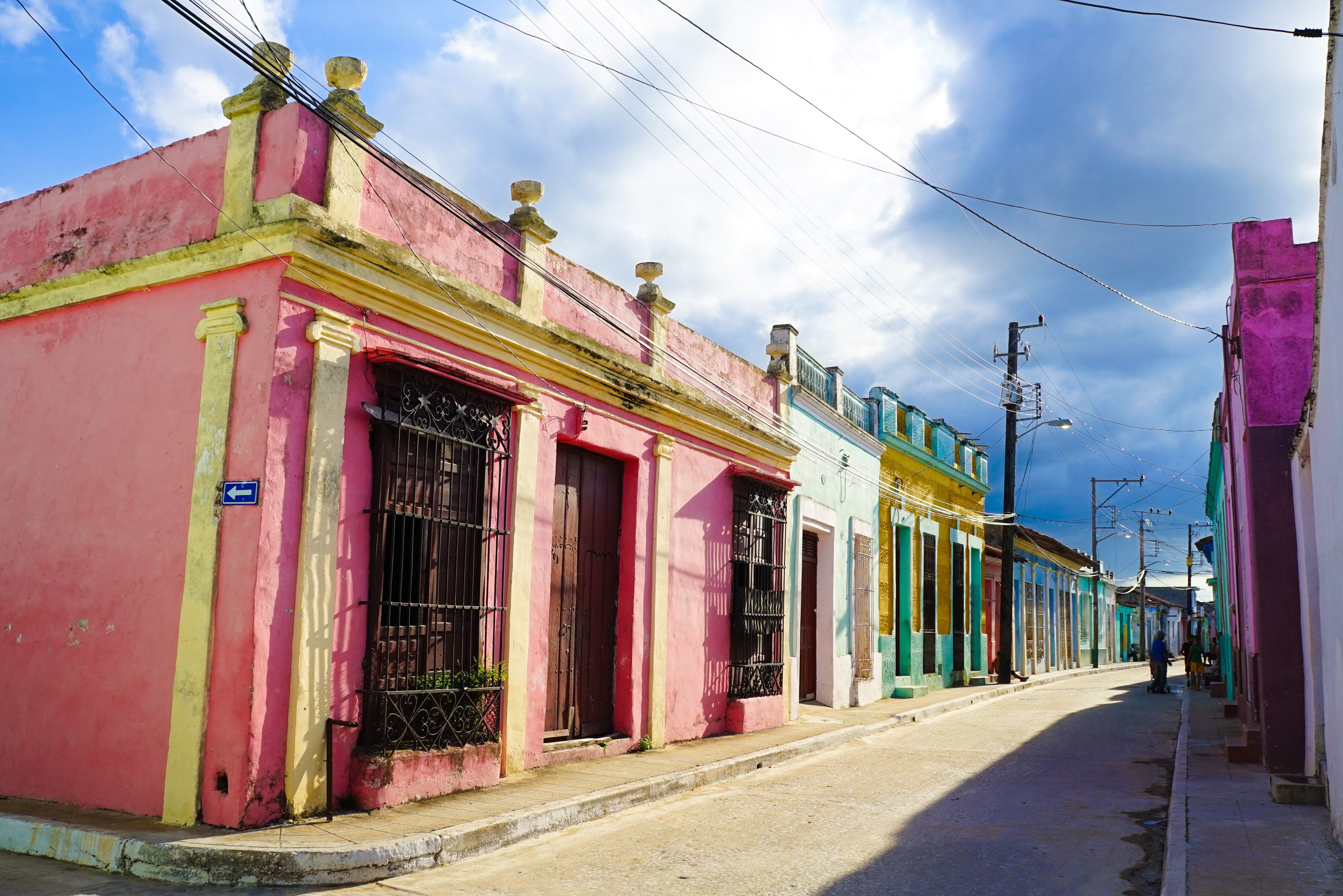 Straatje in het oude centrum van Camaguey in Cuba