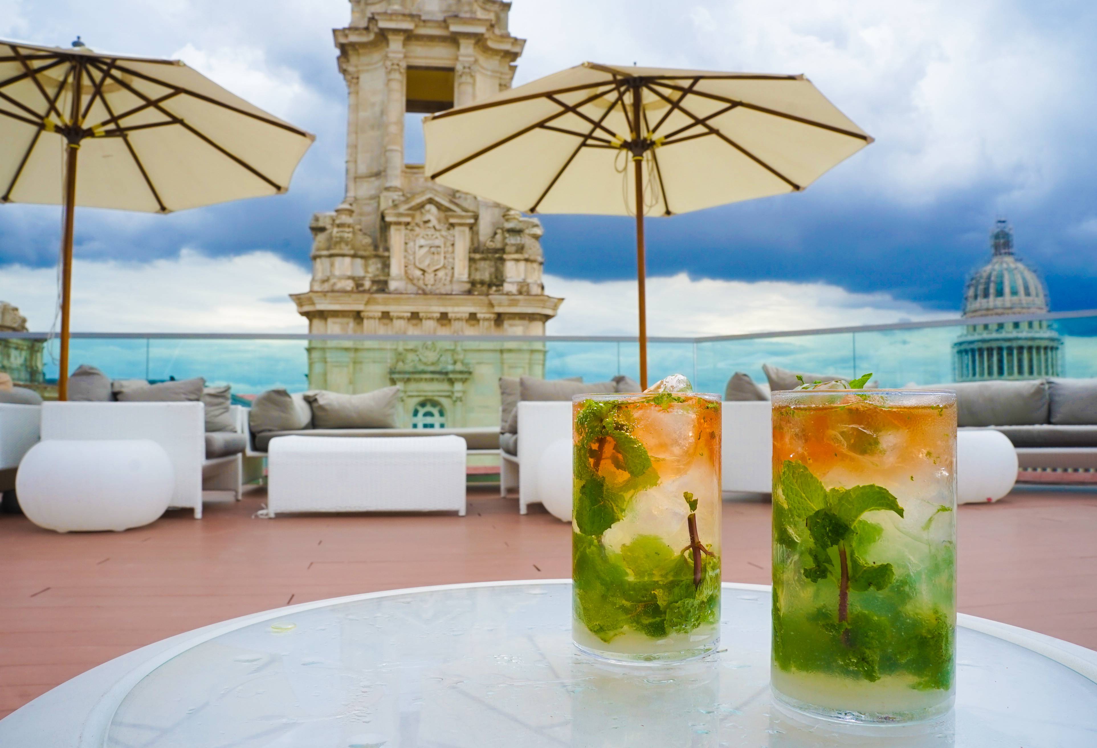 Mojito drinken in een rooftop bar in Havana in Cuba