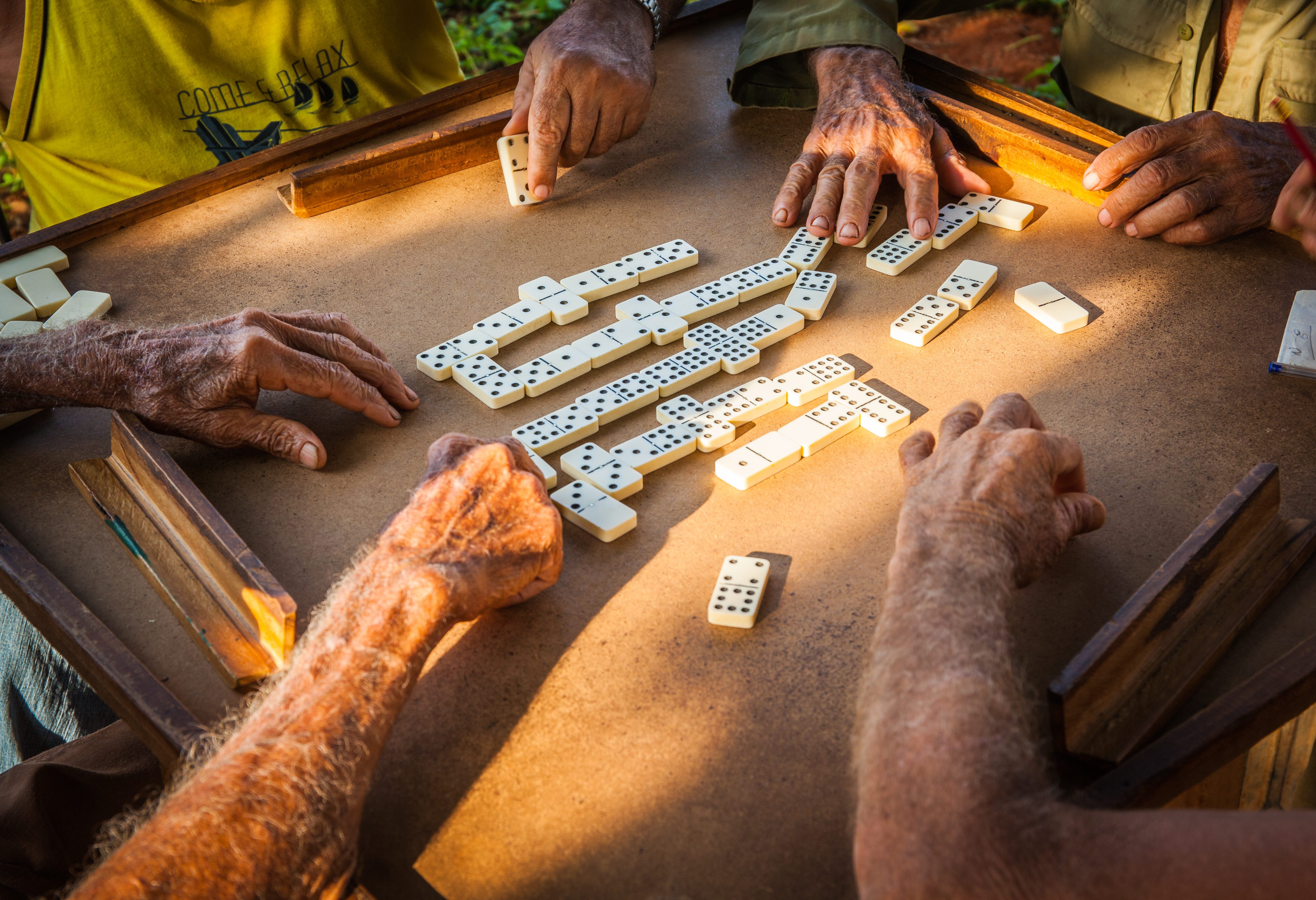 Locals spelen domino op straat in Holguin in Cuba