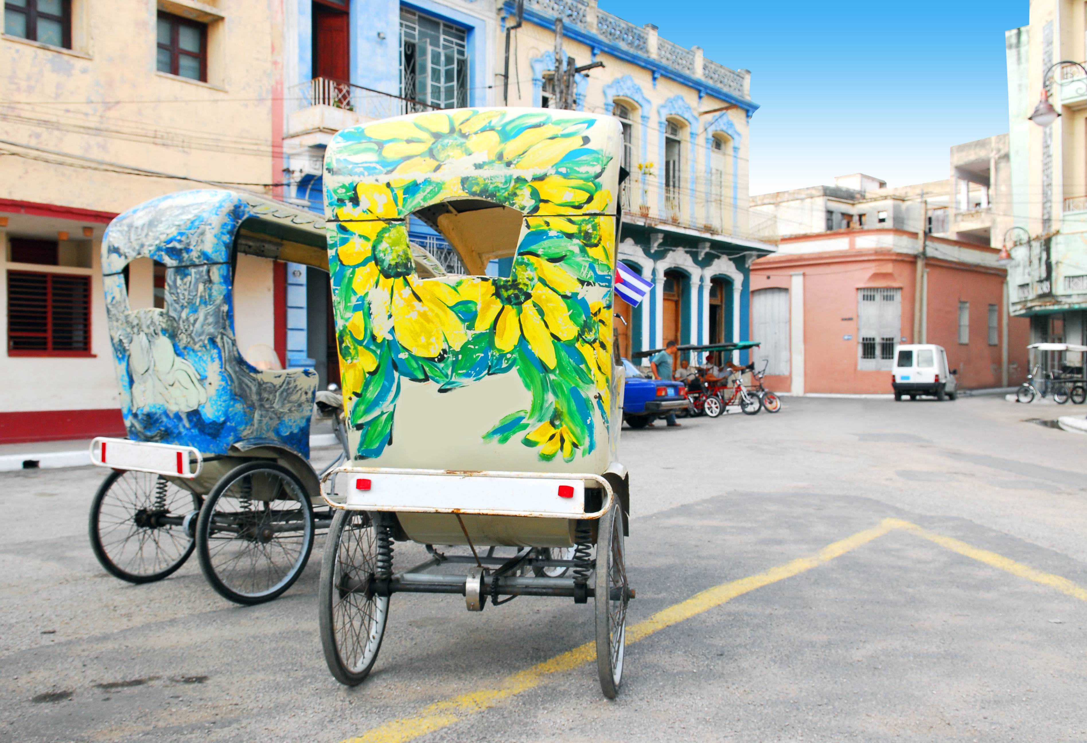 Kleurrijk geschilderde bicitaxi's in Camaguey in Cuba