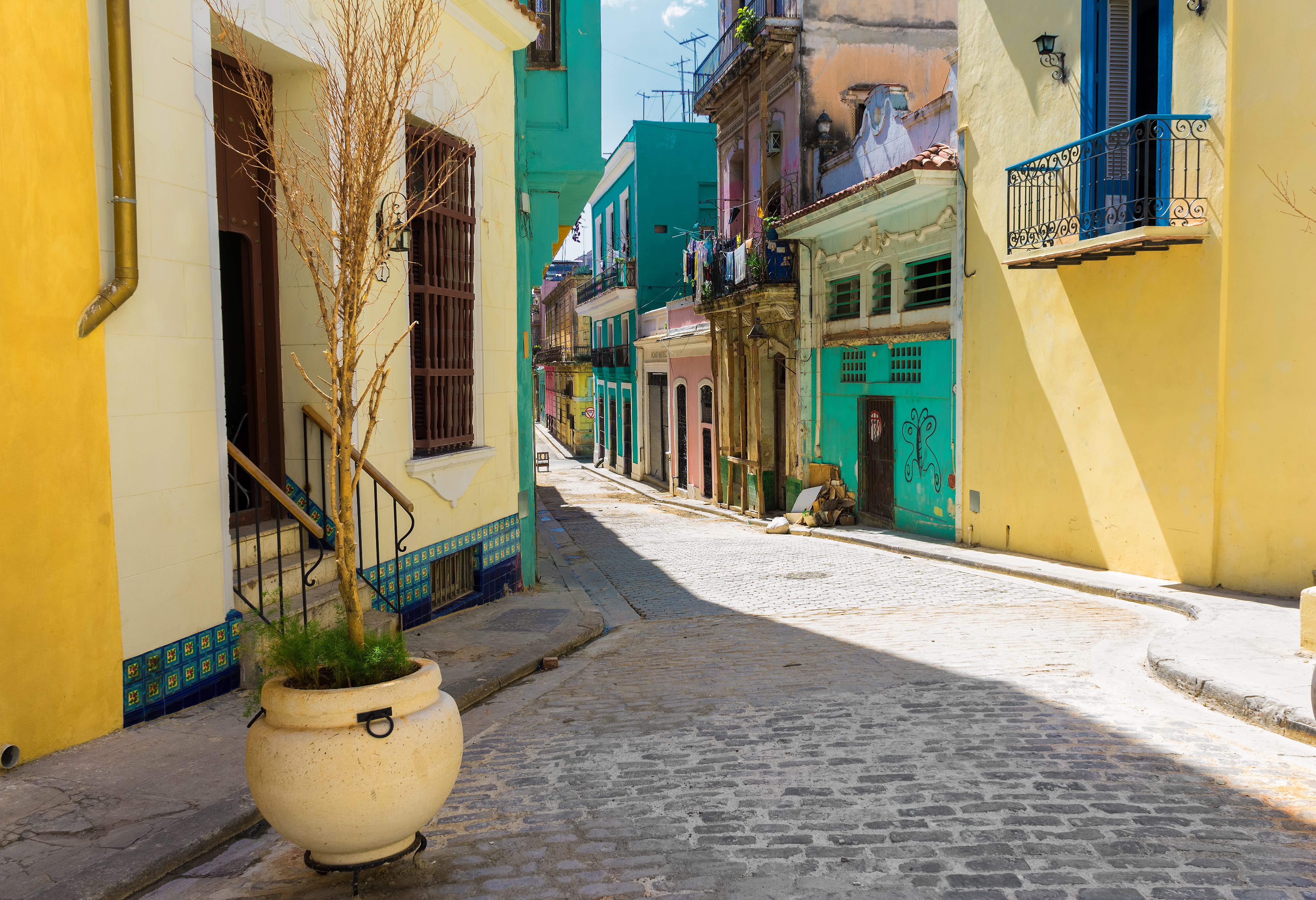 Wandelen door kleurrijke smalle straatjes in La Habana Vieja in Havana in Cuba