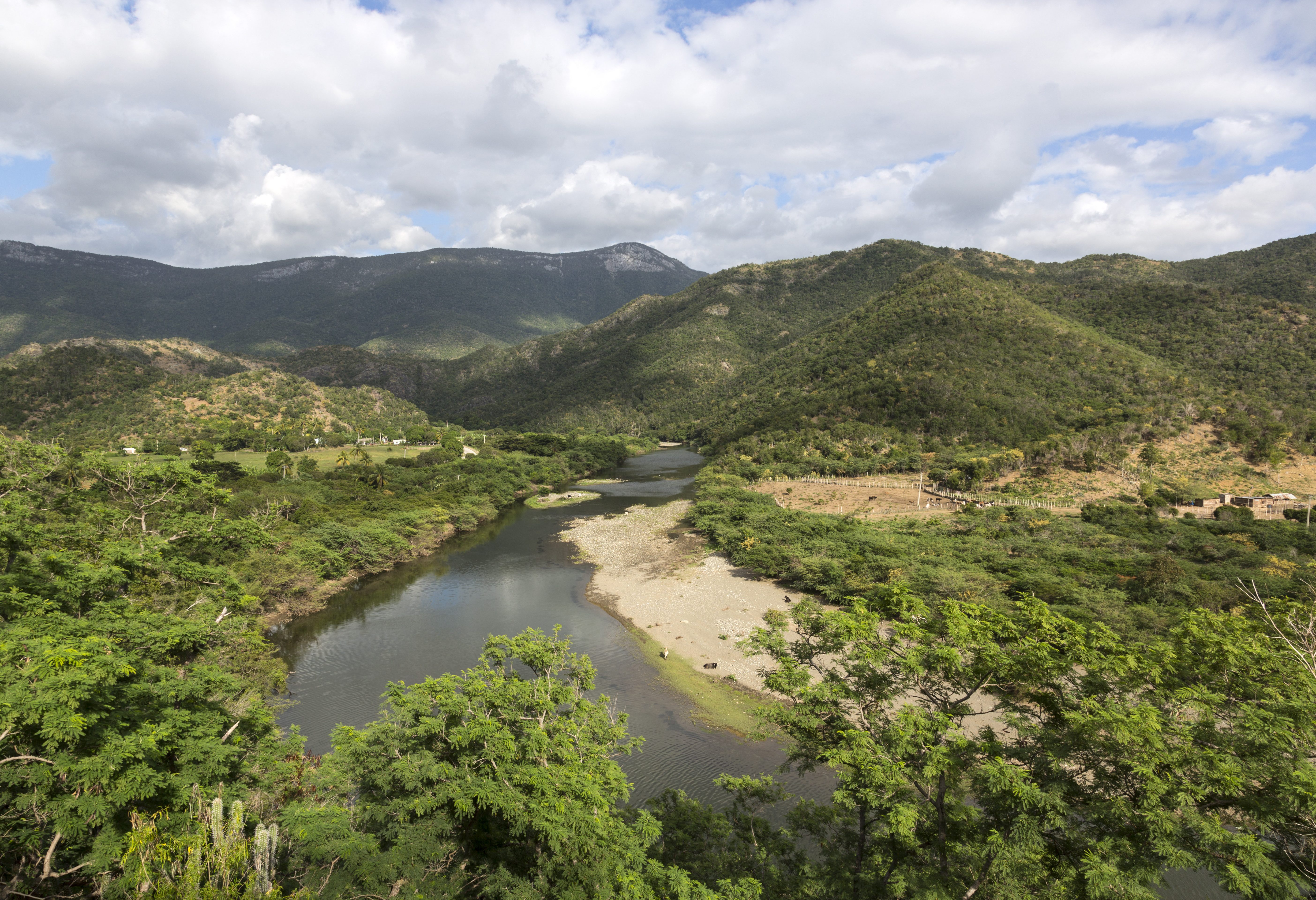 Heuvelachtige omgeving van Santiago de Cuba in Cuba