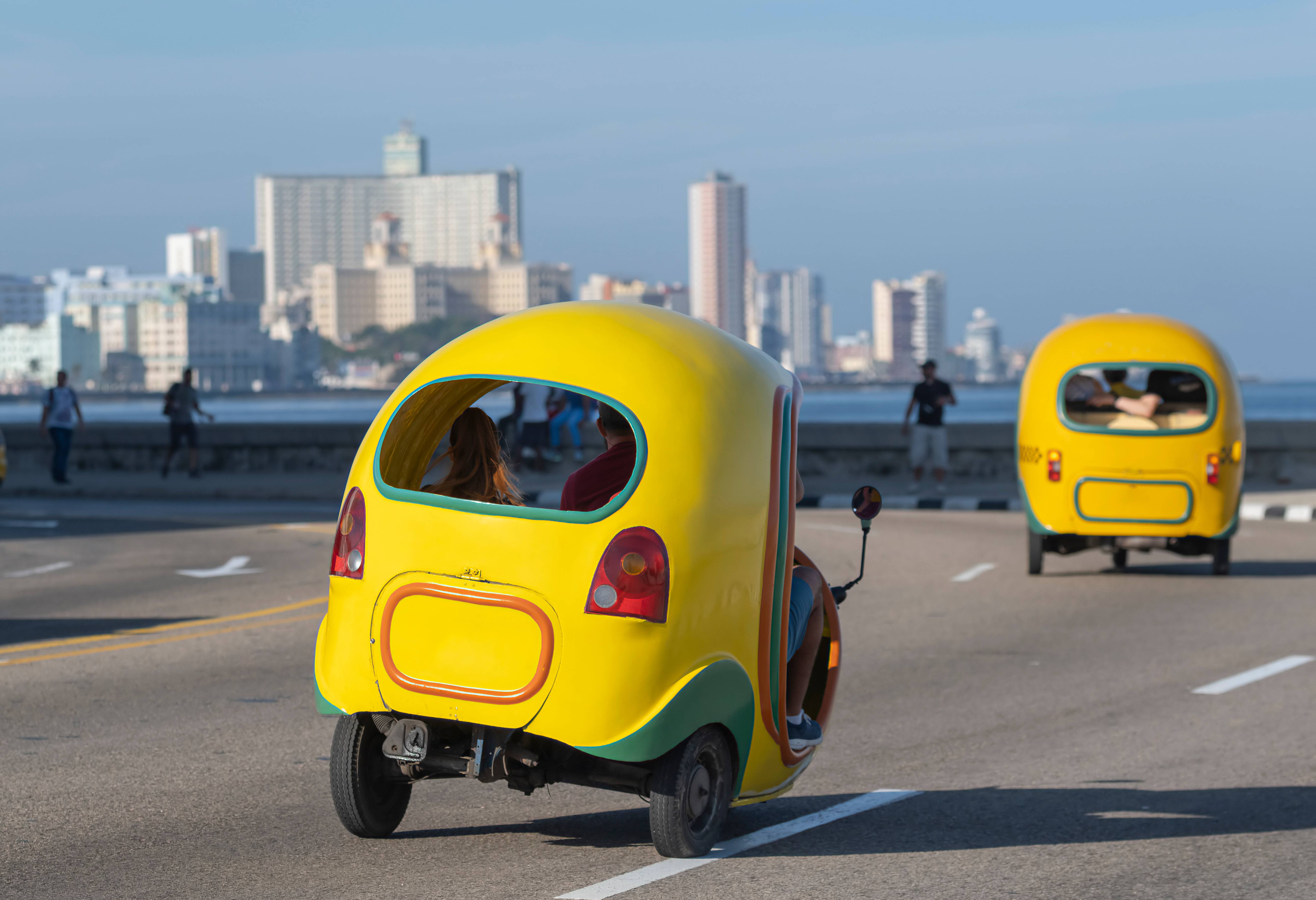 Met de gele coco taxi door Havana in Cuba