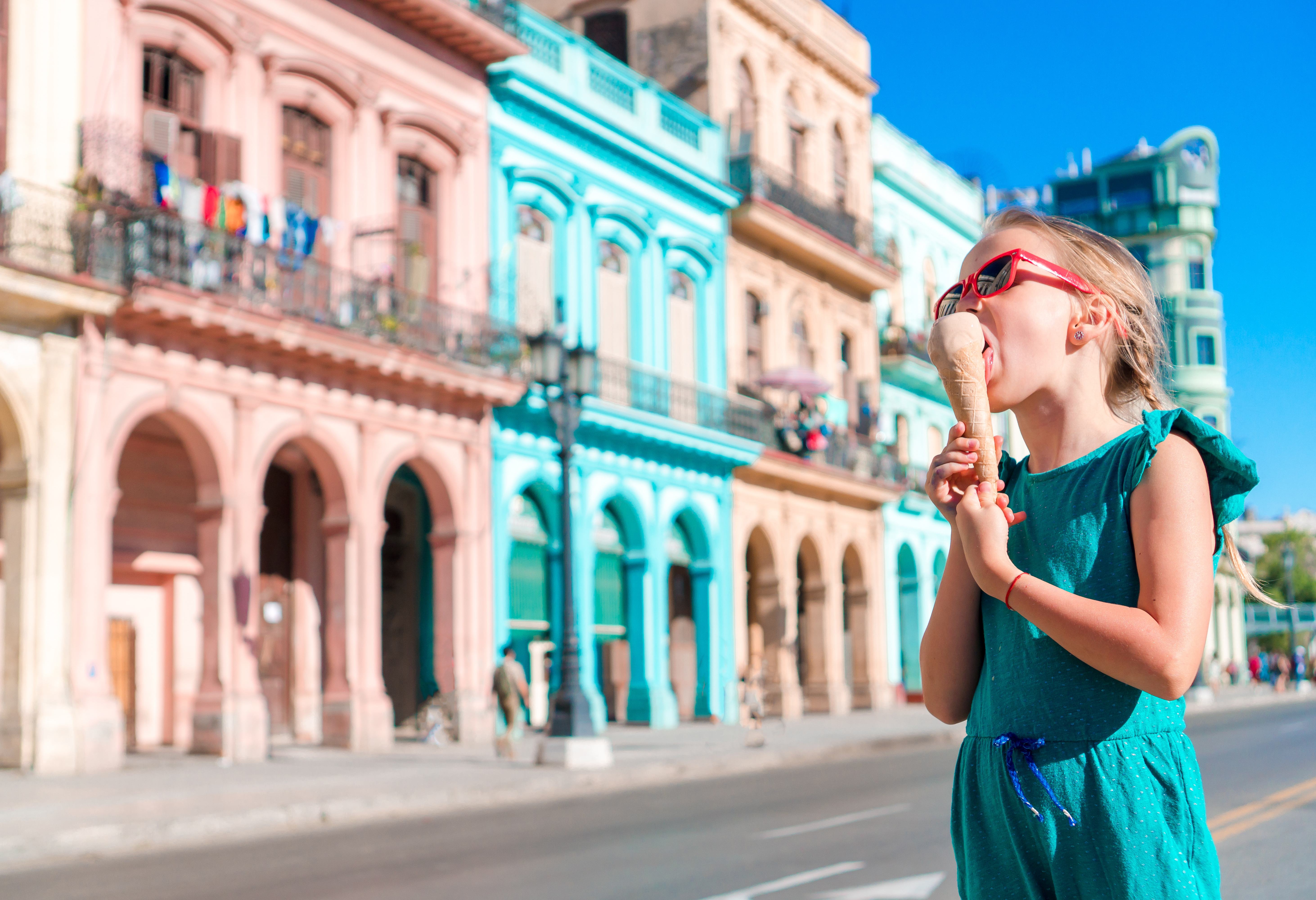 Ijsje eten in Havana in Cuba