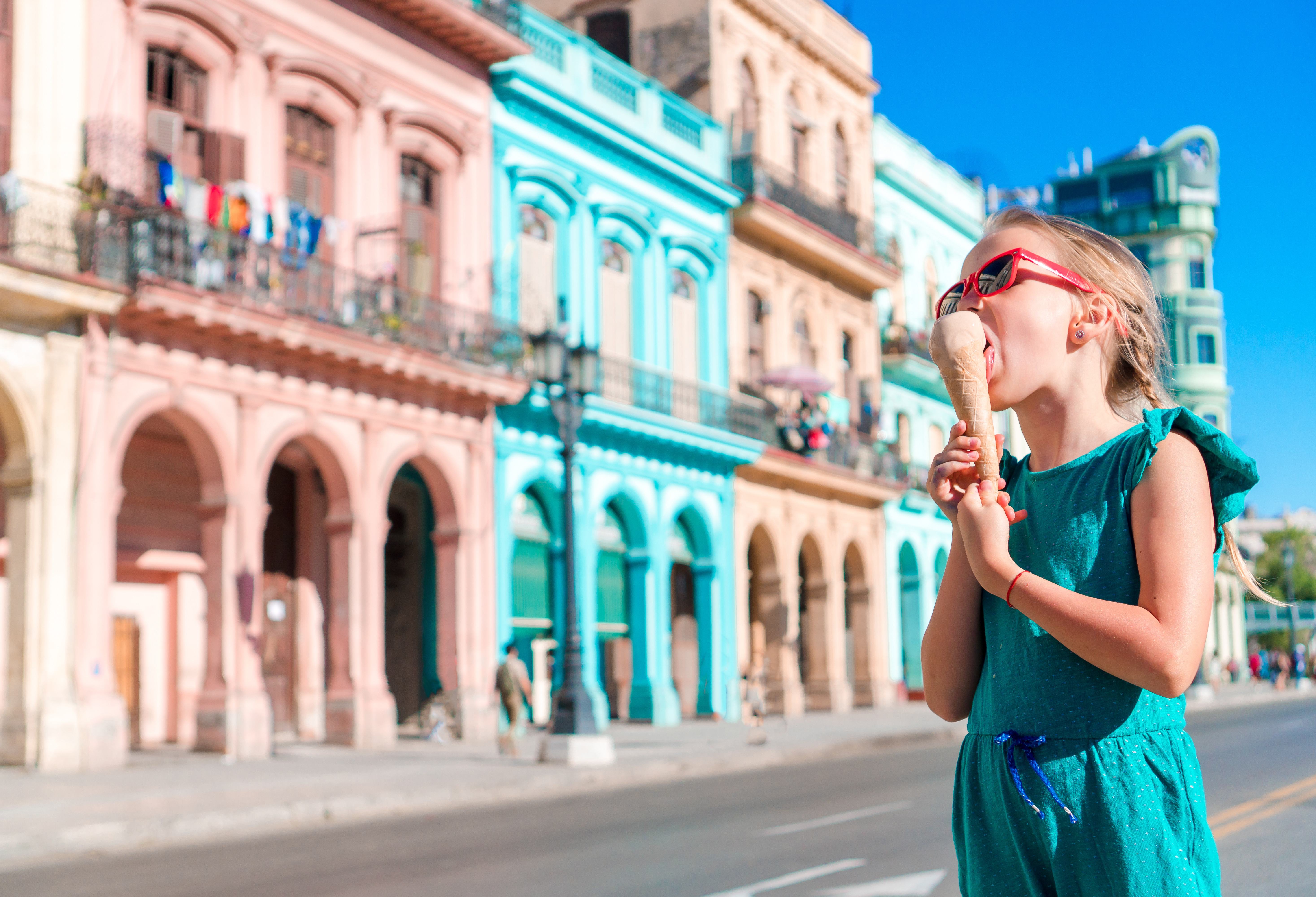 Meisje met ijsje tijdens familiereis in Havana in Cuba