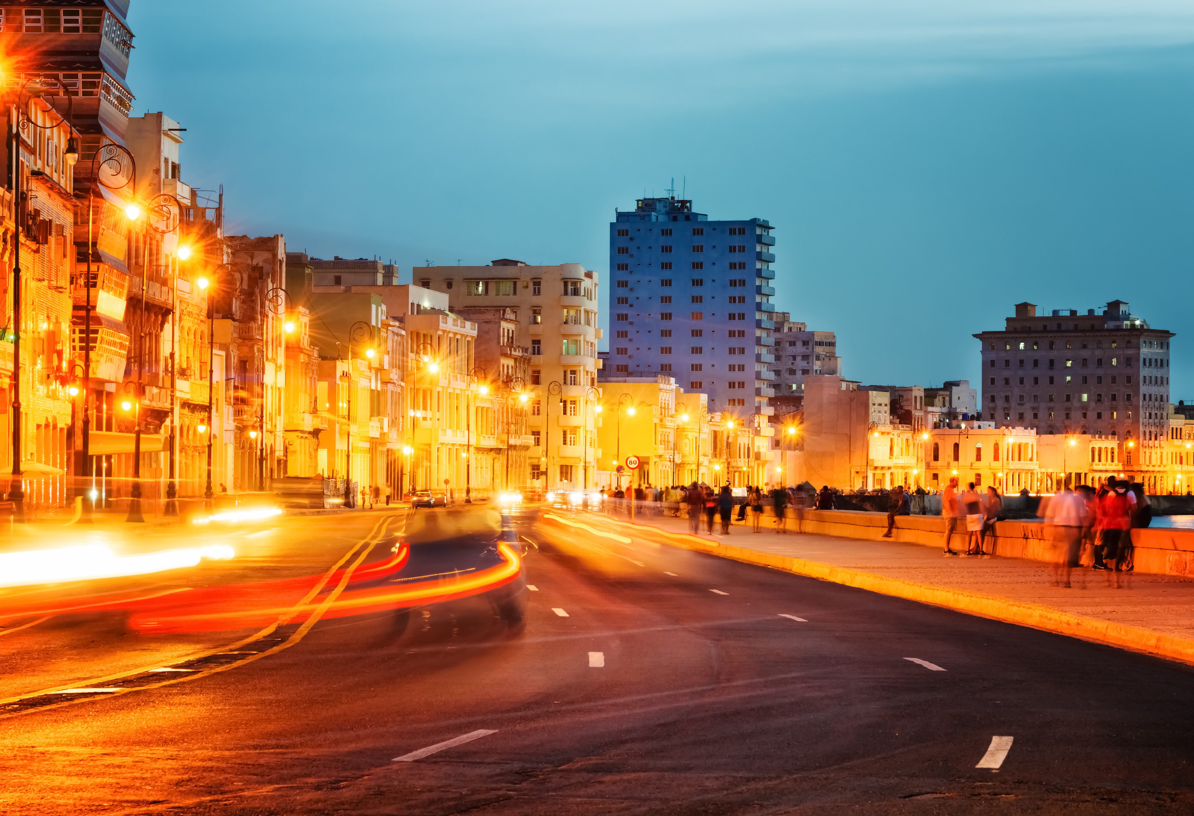 El malecon bij zonsondergang in Havana in Cuba