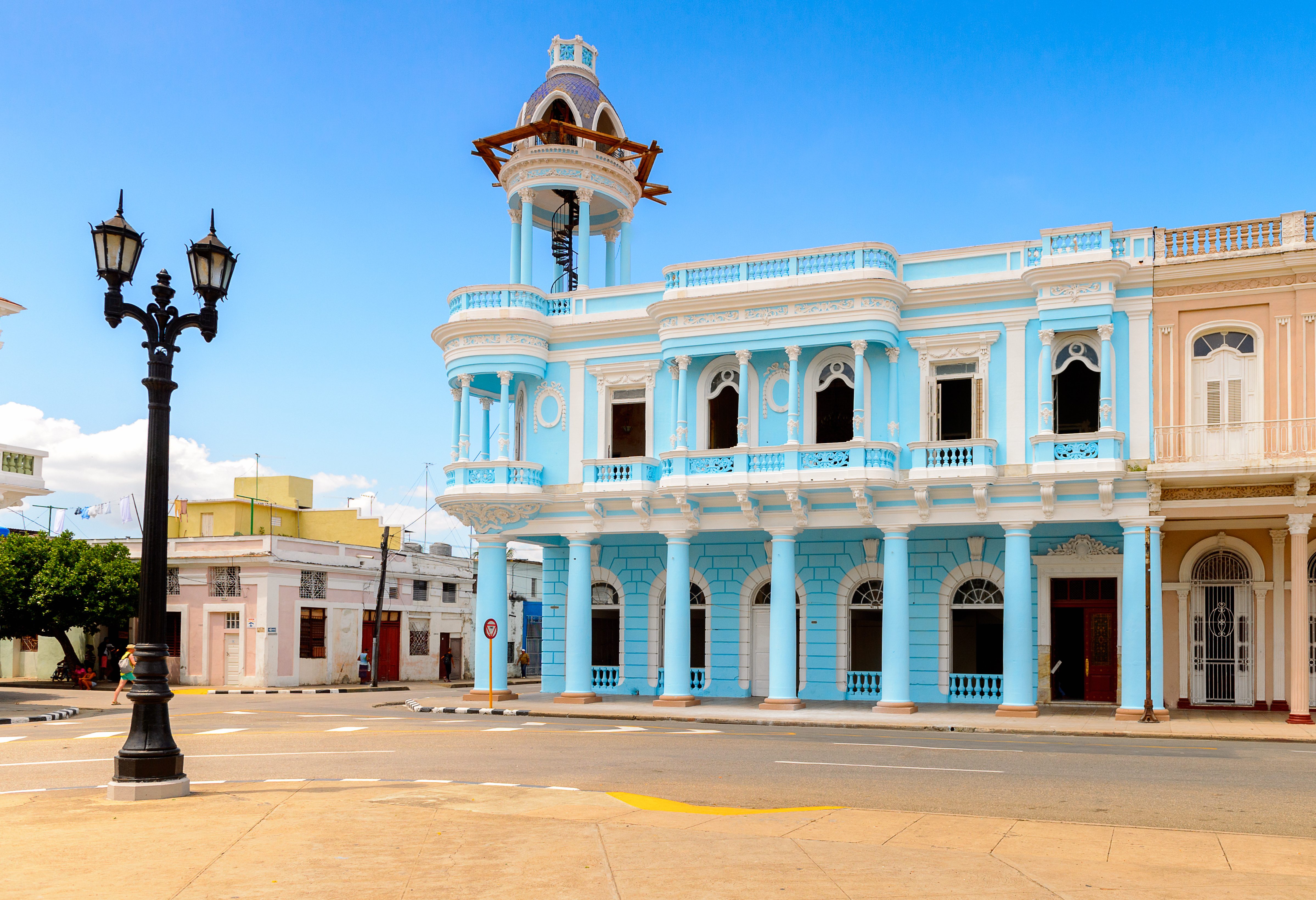 Kleurrijke gebouwen in Cienfuegos in Cuba