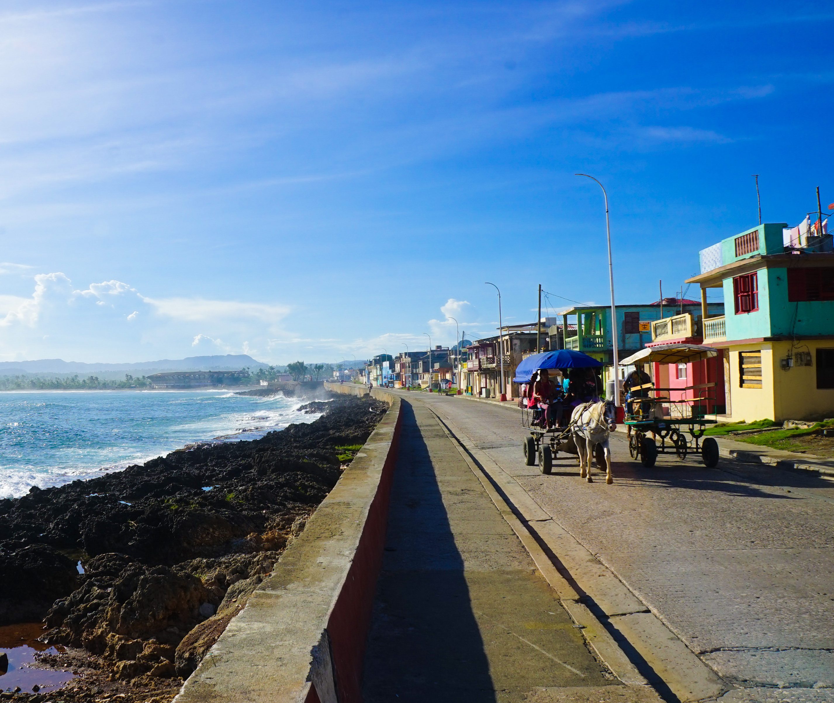 Een stadje inrijden met je huurauto in Cuba