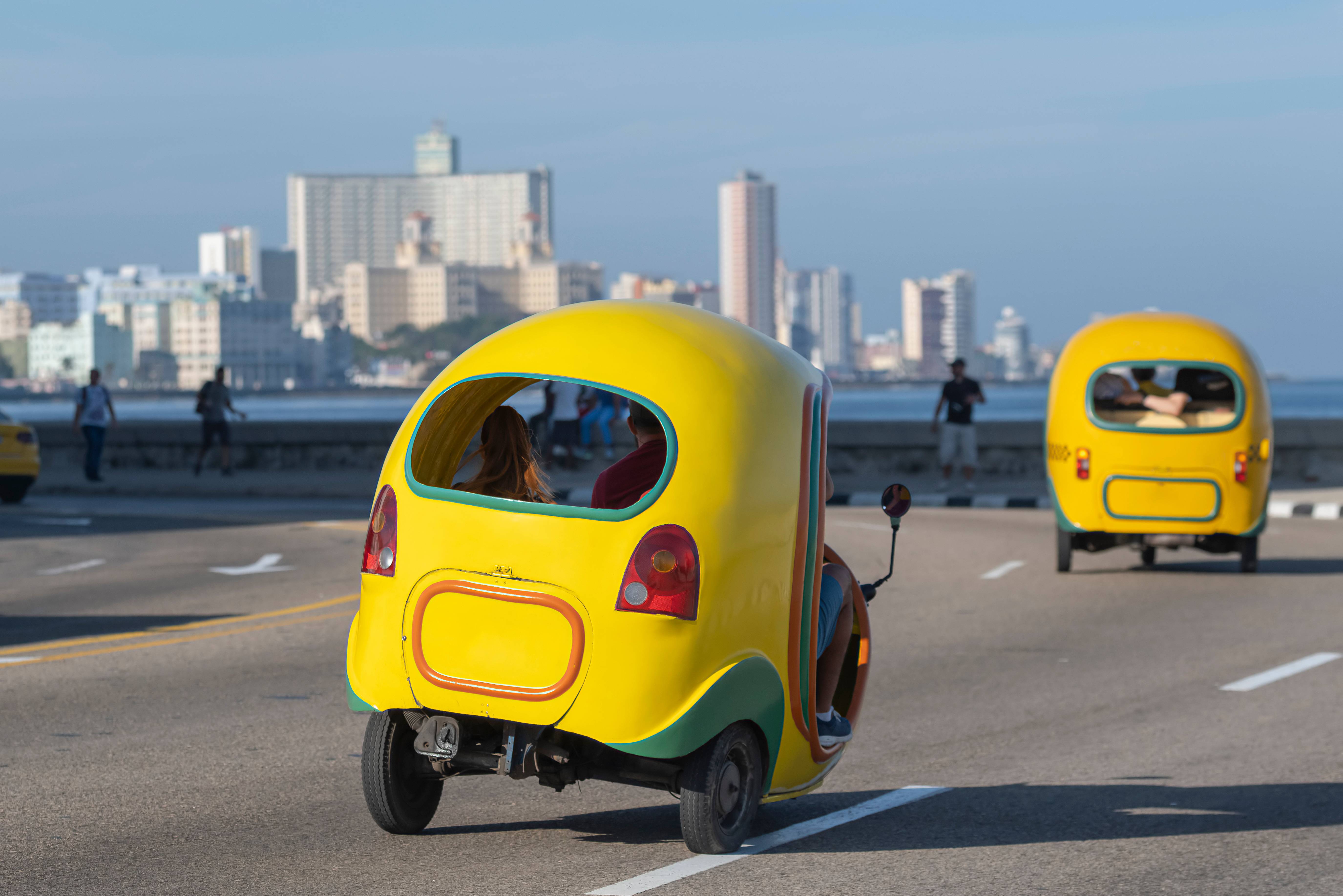 Rijden over de Malecon in Havana in Cuba