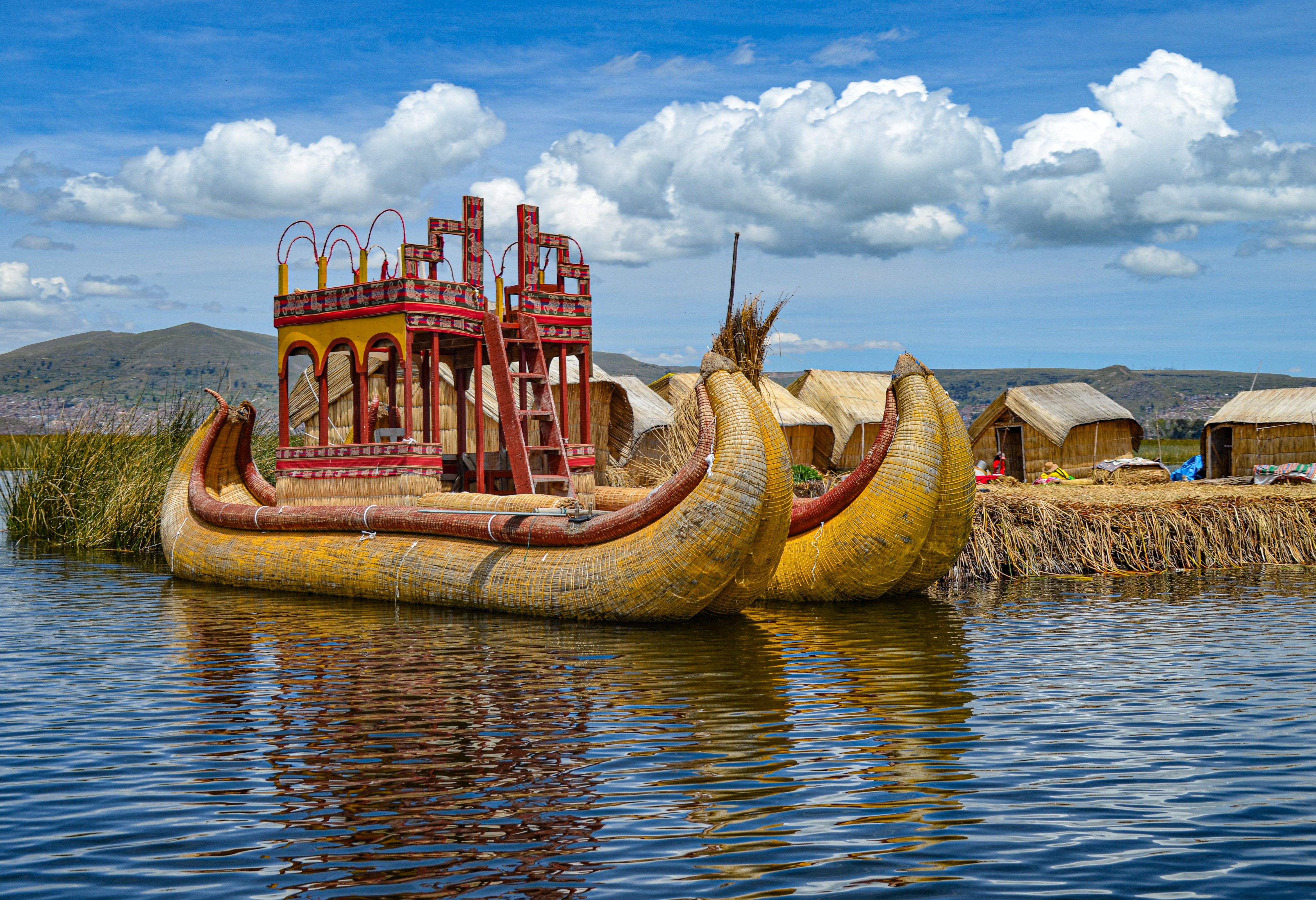 De drijvende eilanden van de Uros op het Titicacameer in Peru