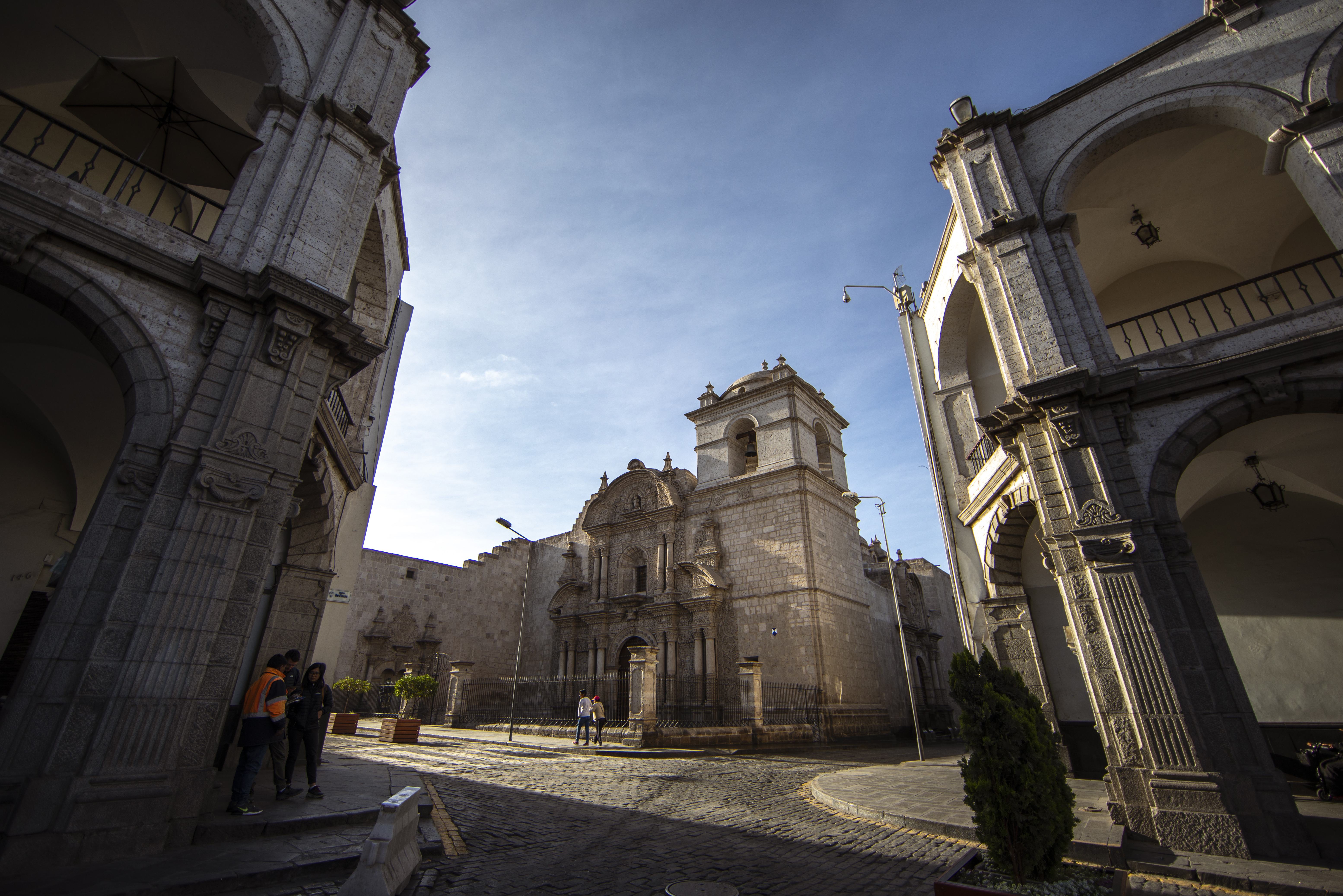 Witte gebouwen in Arequipa in Peru