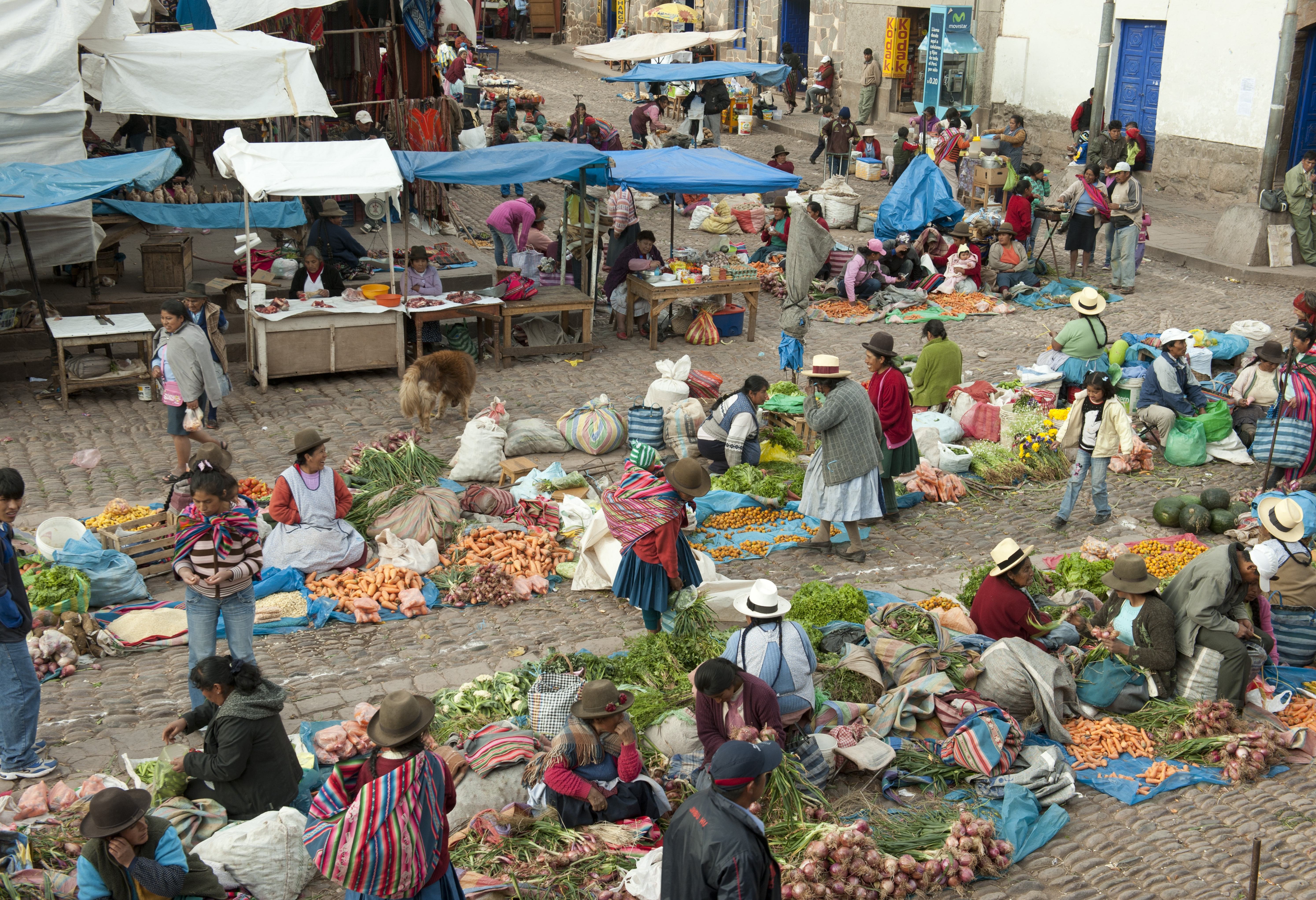 Lokale markt van Pisac in de Sacred Valley in Peru