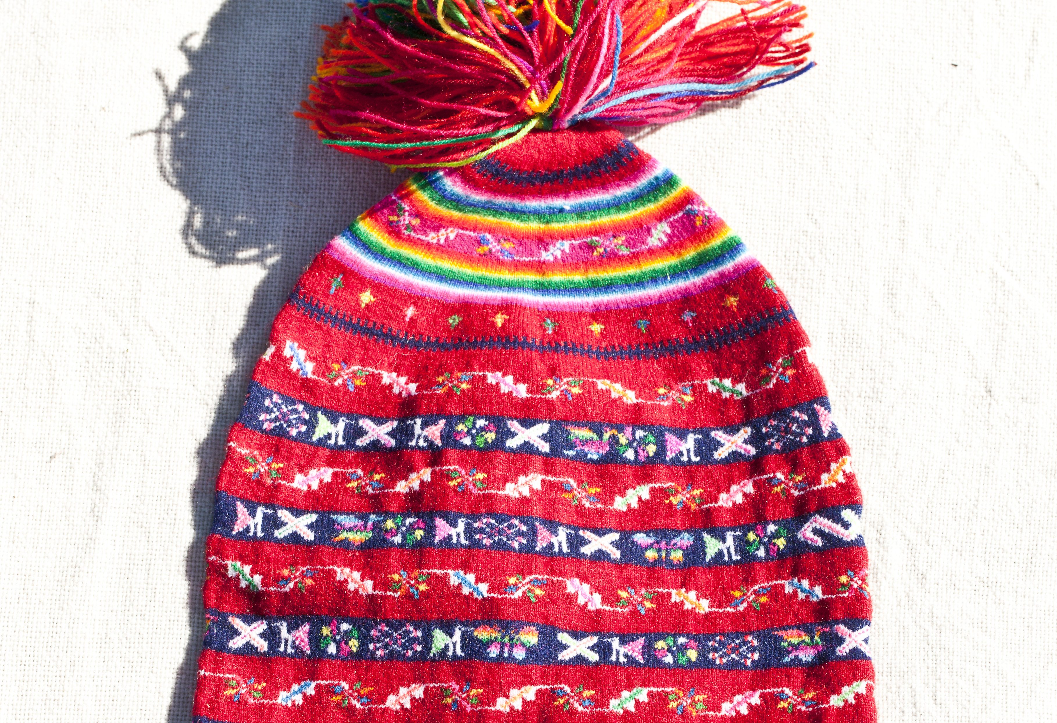 Gebreide muts op Taquile Island in het Titicacameer in Peru