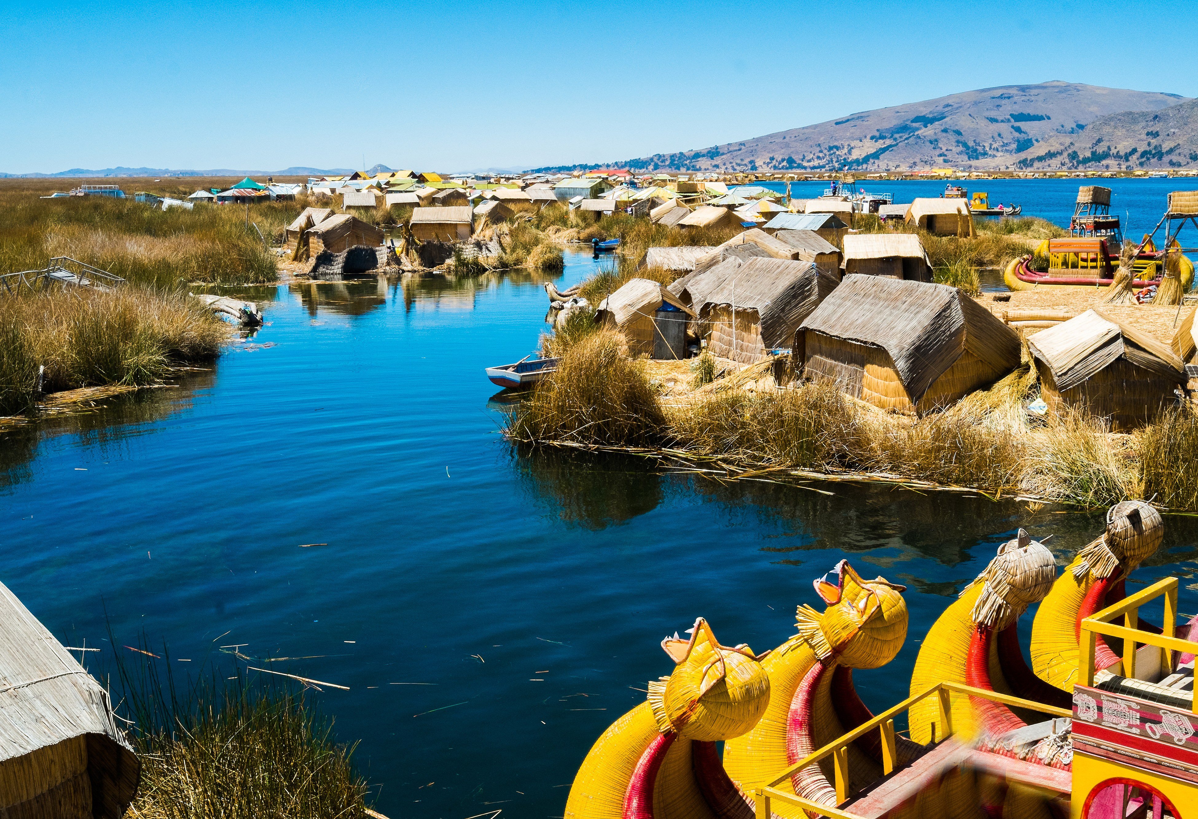 Drijvende rieteilanden van de Uros in het Titicacameer in Peru