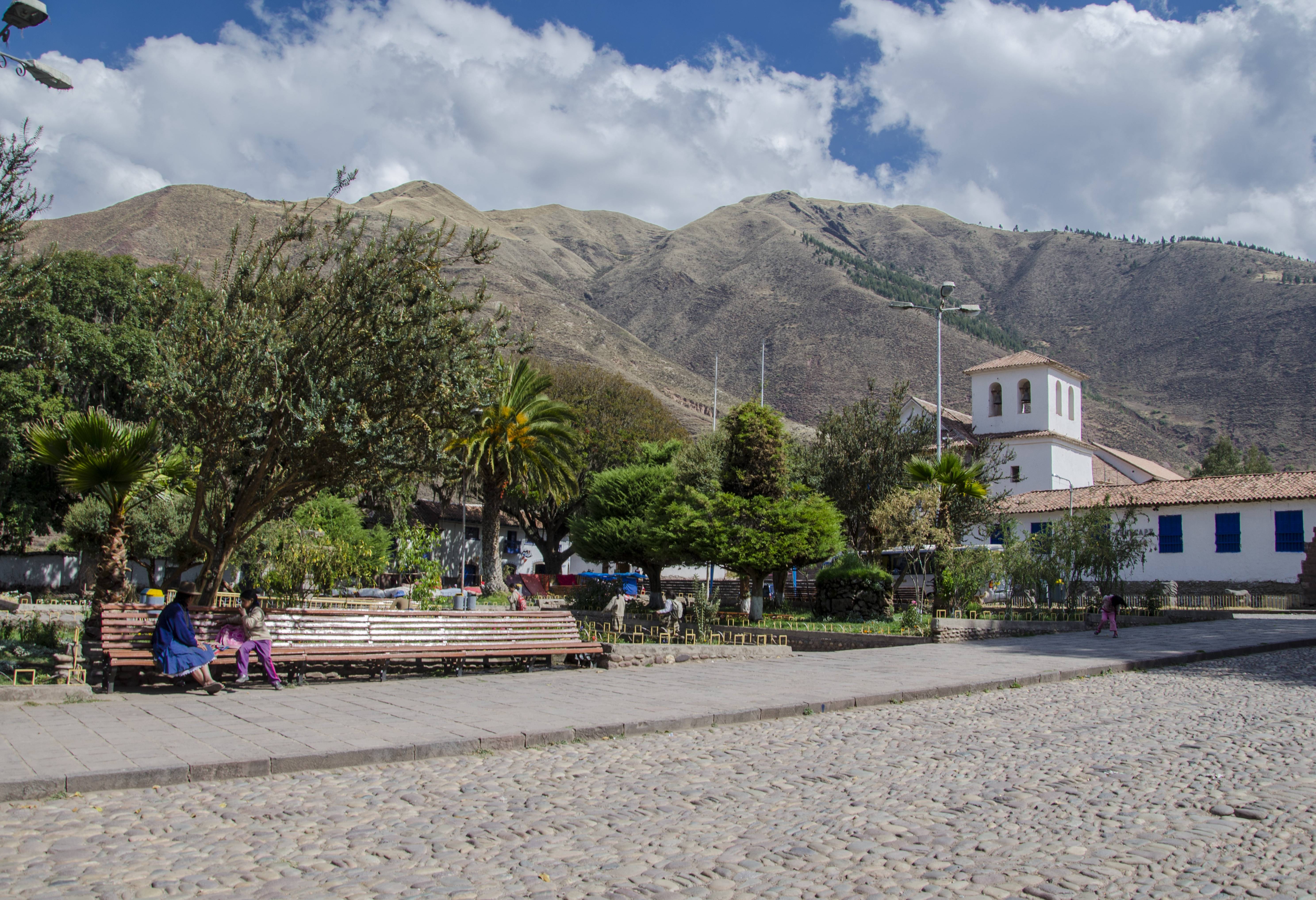 Plaza de Armas met kerkje in Andahuaylillas in Peru