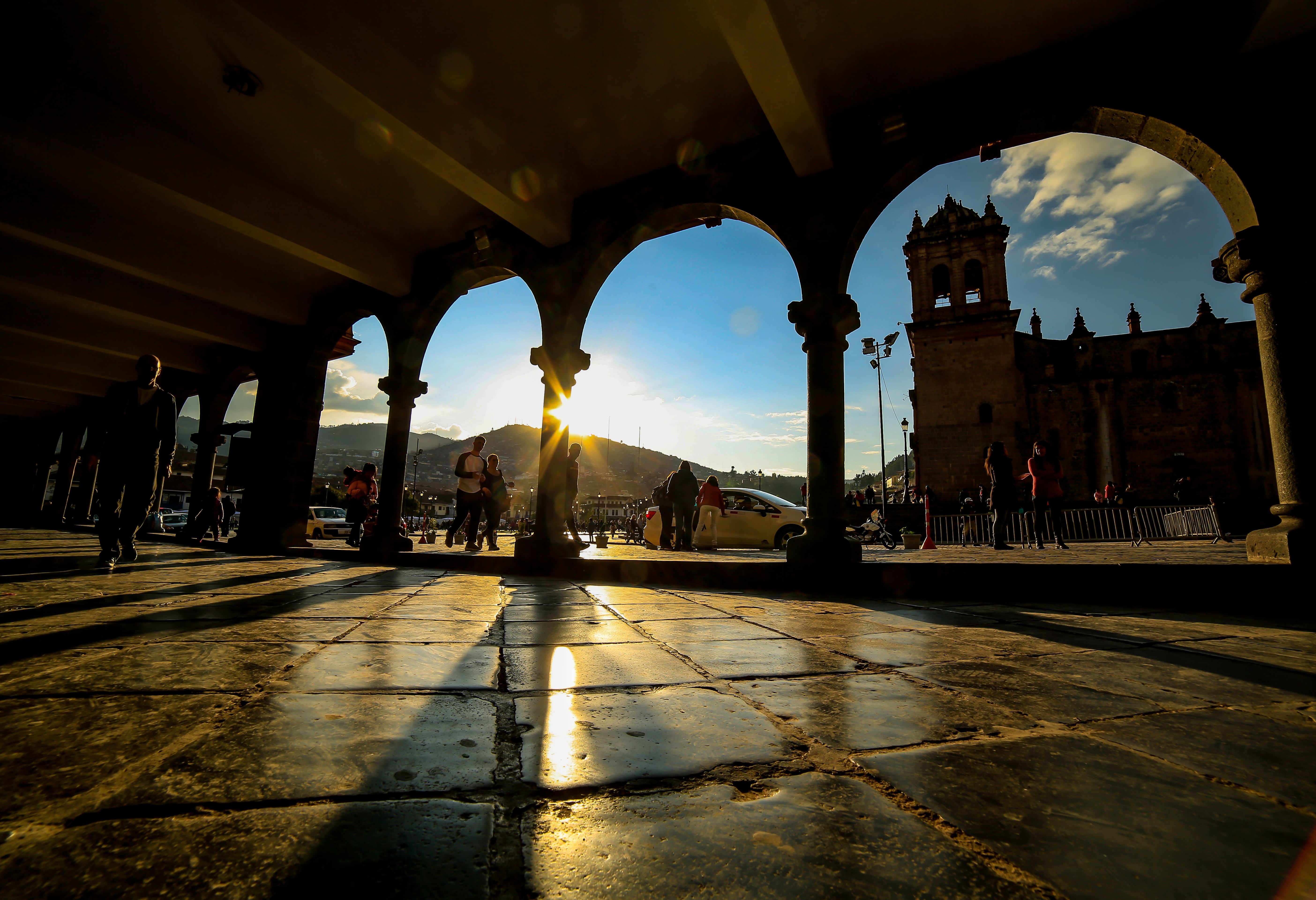 Plaza de Armas in Cusco net voor zonsondergang in Peru