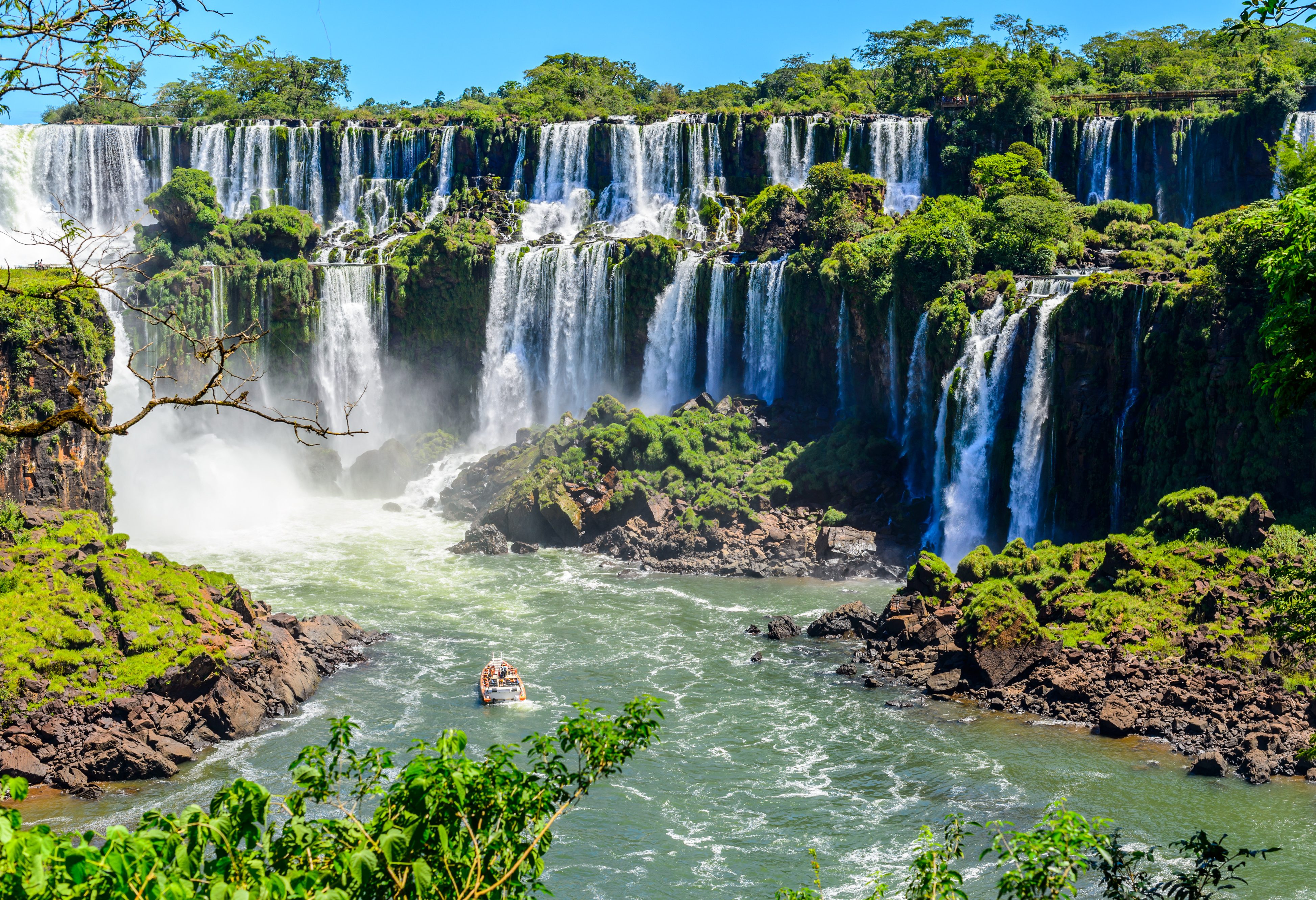 argentinie-iguazu-watervallen-toeristen-bij-uitkijk-punt-3