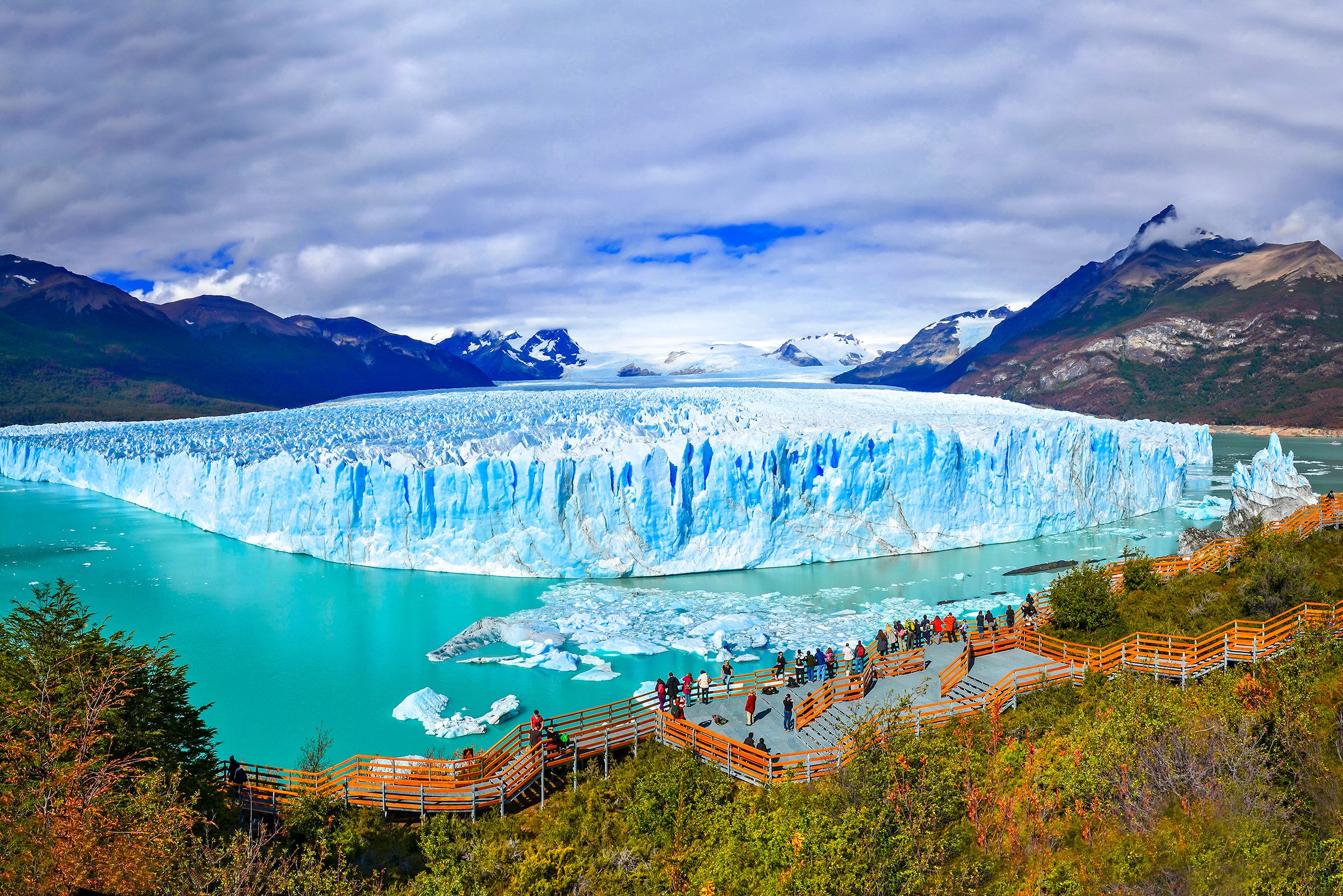 Toeristen met uitzicht op perito moreno