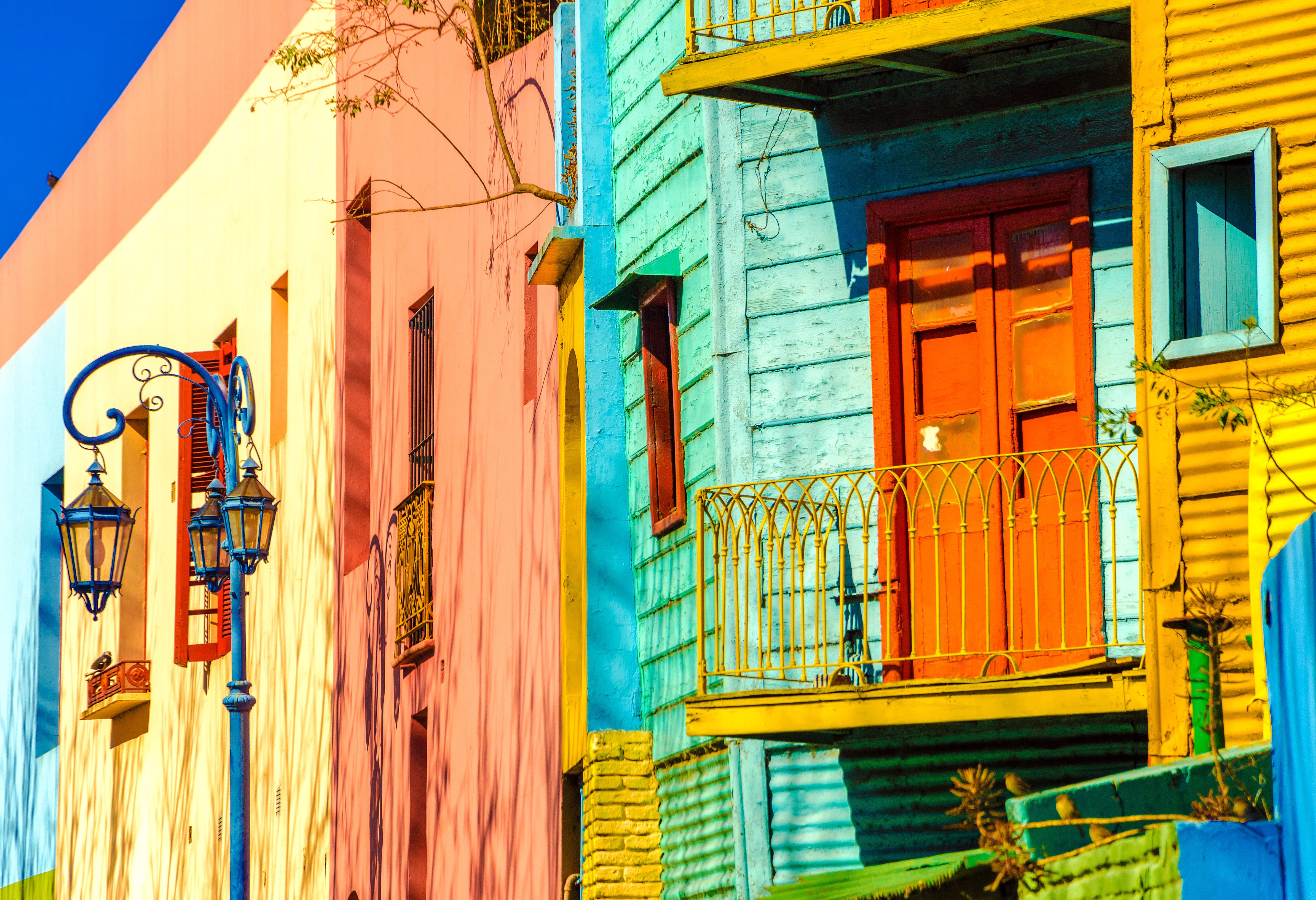 argentinie-buenos-aires-heldere-kleuren-van-caminito-in-la-boca-wijk