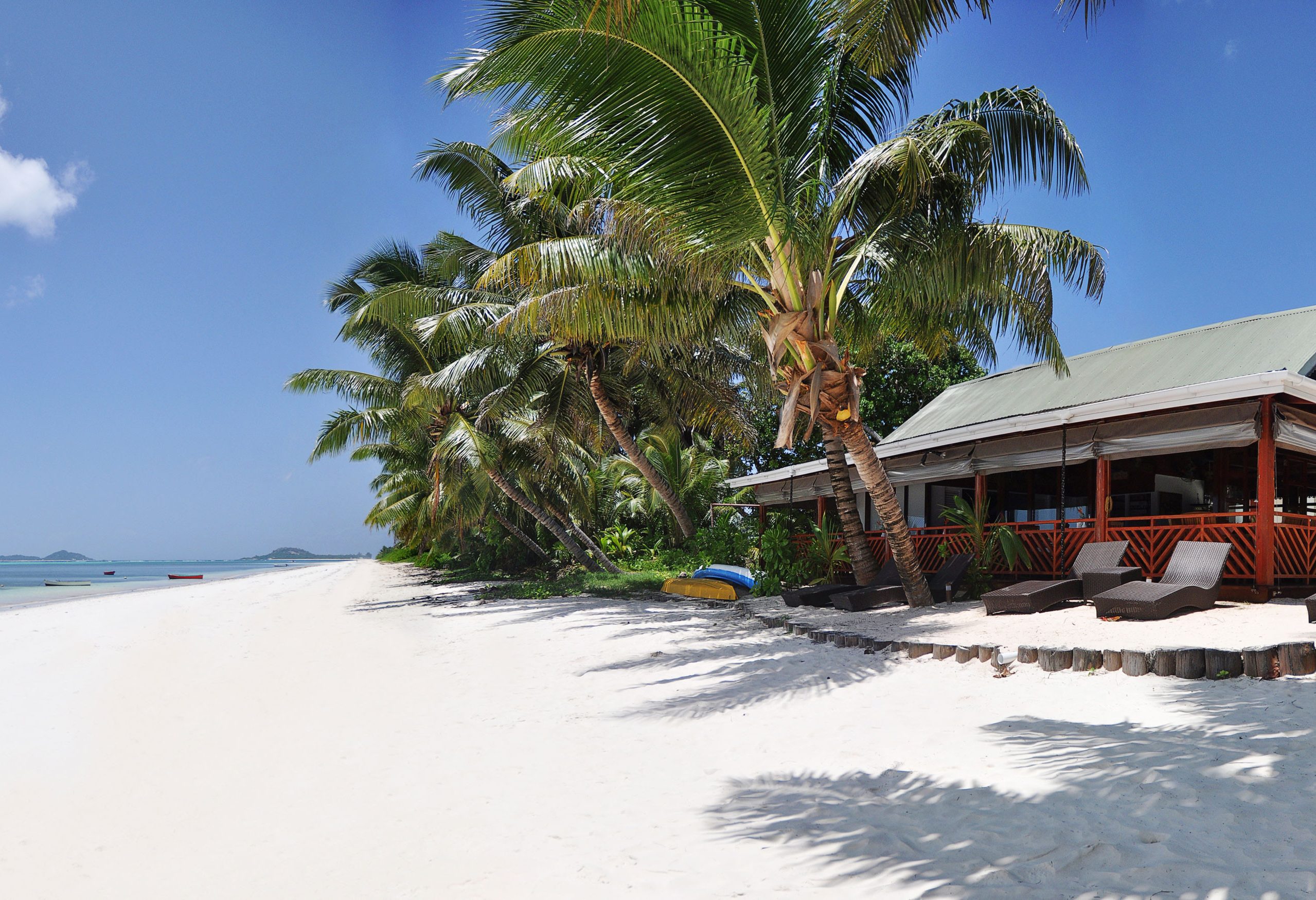 Strand van Villas de Mer op Praslin in de Seychellen